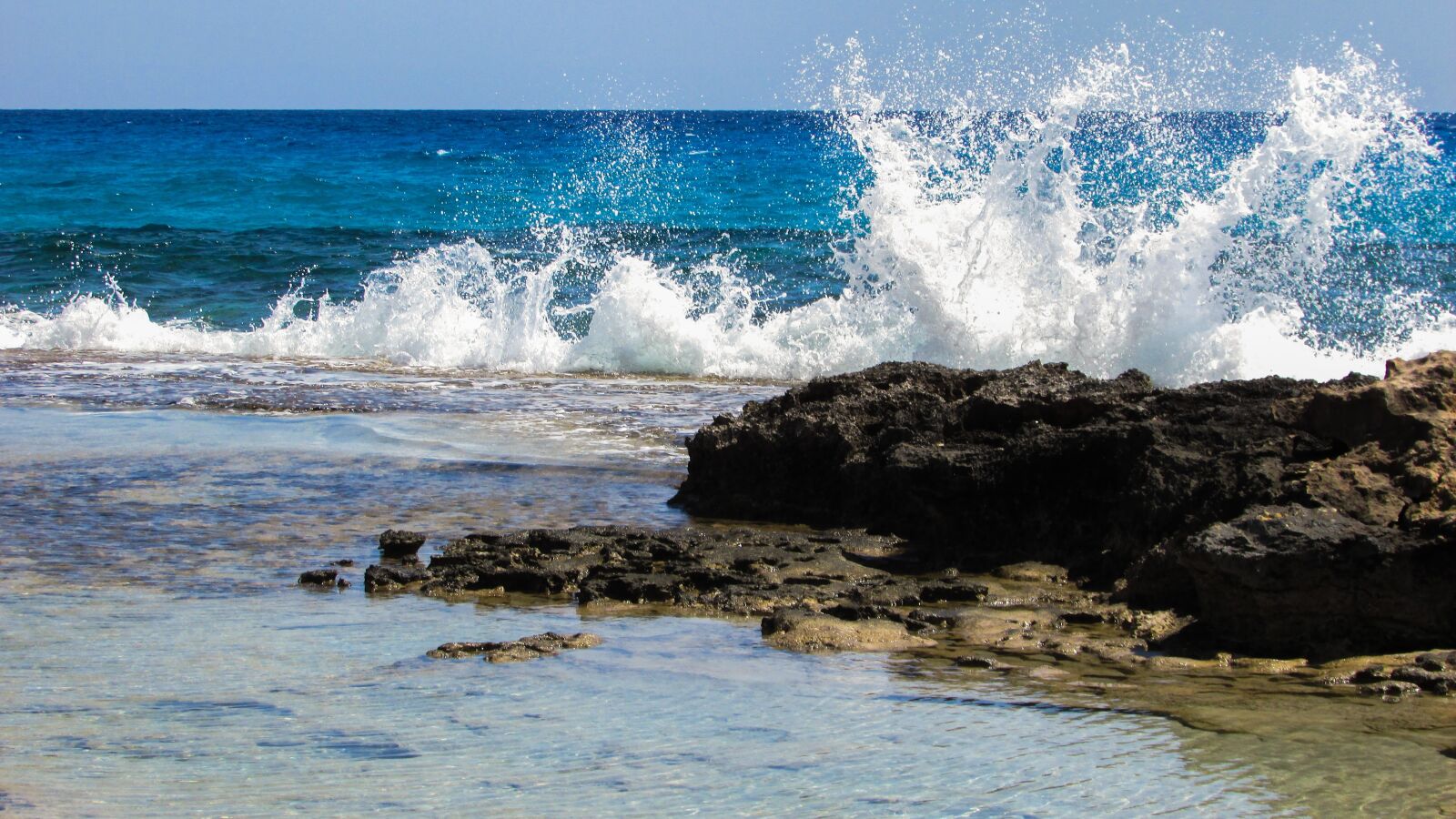 Canon PowerShot SX400 IS sample photo. Wave, smashing, foam photography
