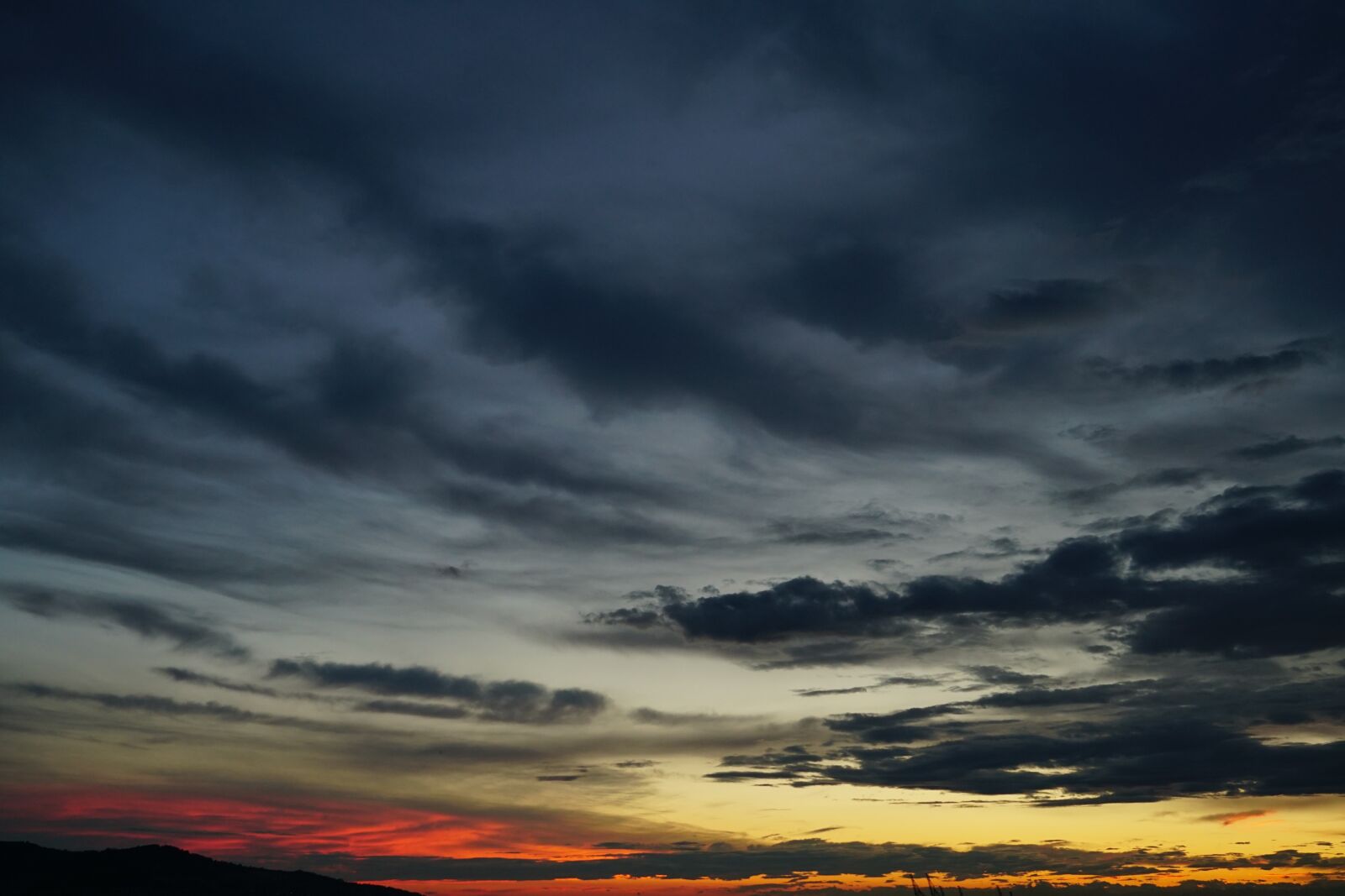 Sony a6300 + Sony Vario Tessar T* FE 24-70mm F4 ZA OSS sample photo. Sunset, evening sky, clouds photography