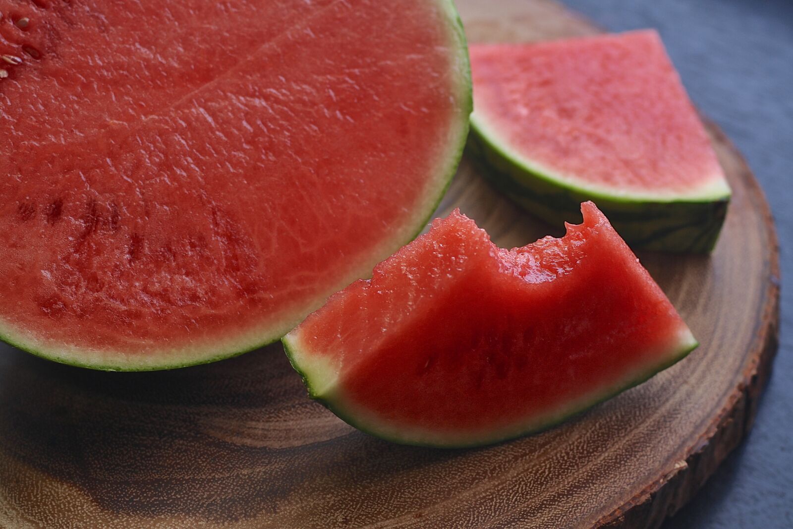 Canon EOS 1000D (EOS Digital Rebel XS / EOS Kiss F) sample photo. Watermelon, fruit, food photography