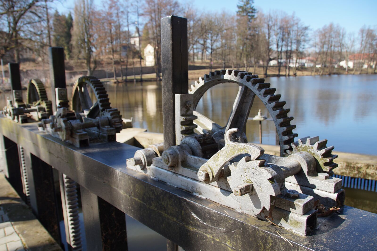 Sony SLT-A58 sample photo. Floodgate, pond, gear photography