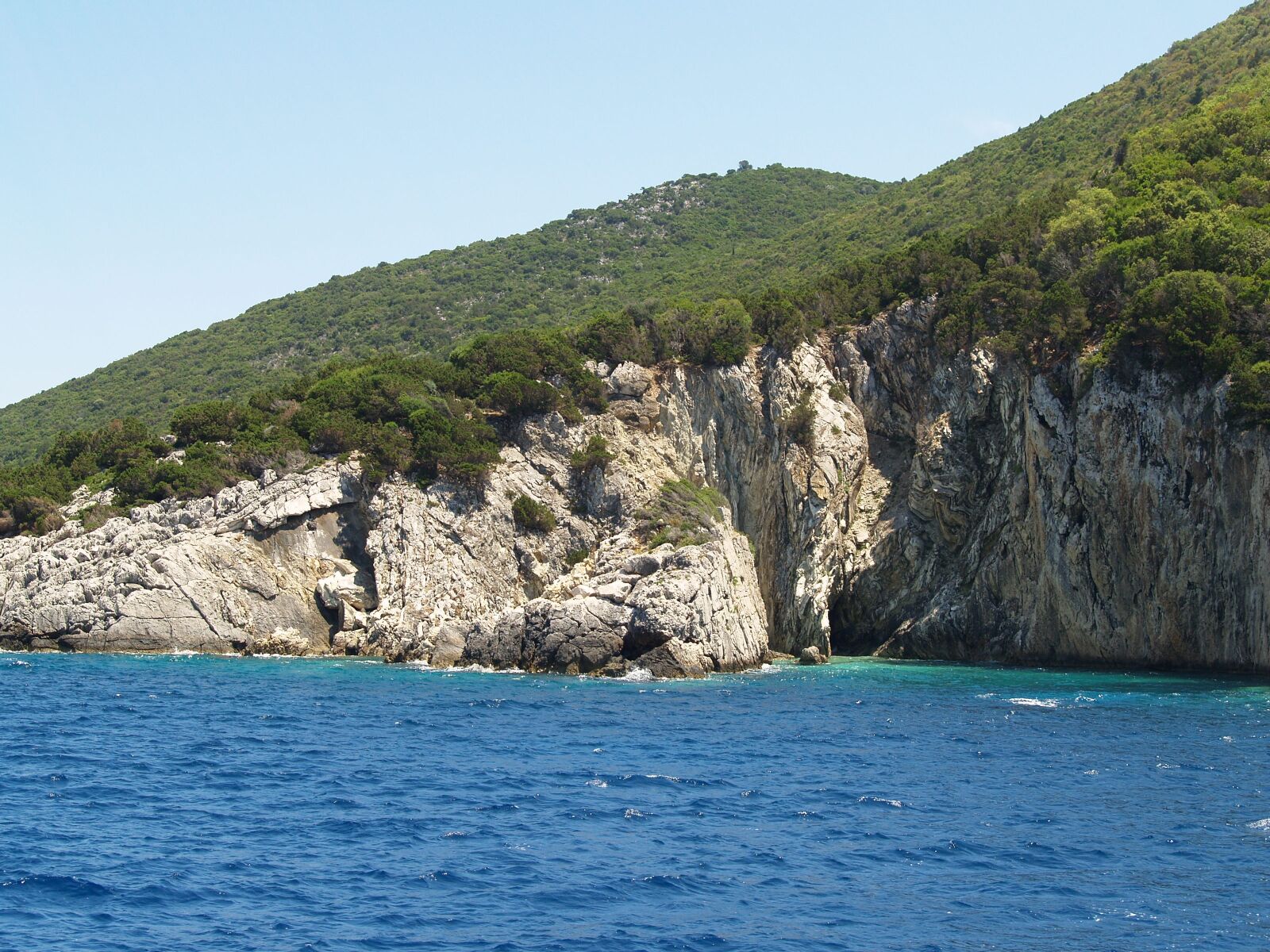 Olympus E-500 (EVOLT E-500) sample photo. Coast, blue sea, green photography