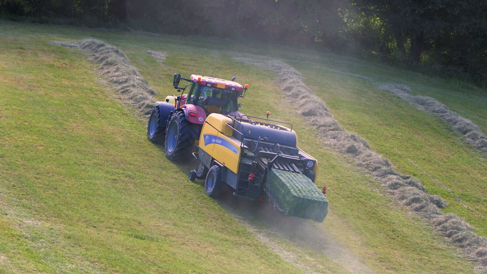 Panasonic Lumix DMC-FZ2500 (Lumix DMC-FZ2000) sample photo. Tractor, field, slope photography