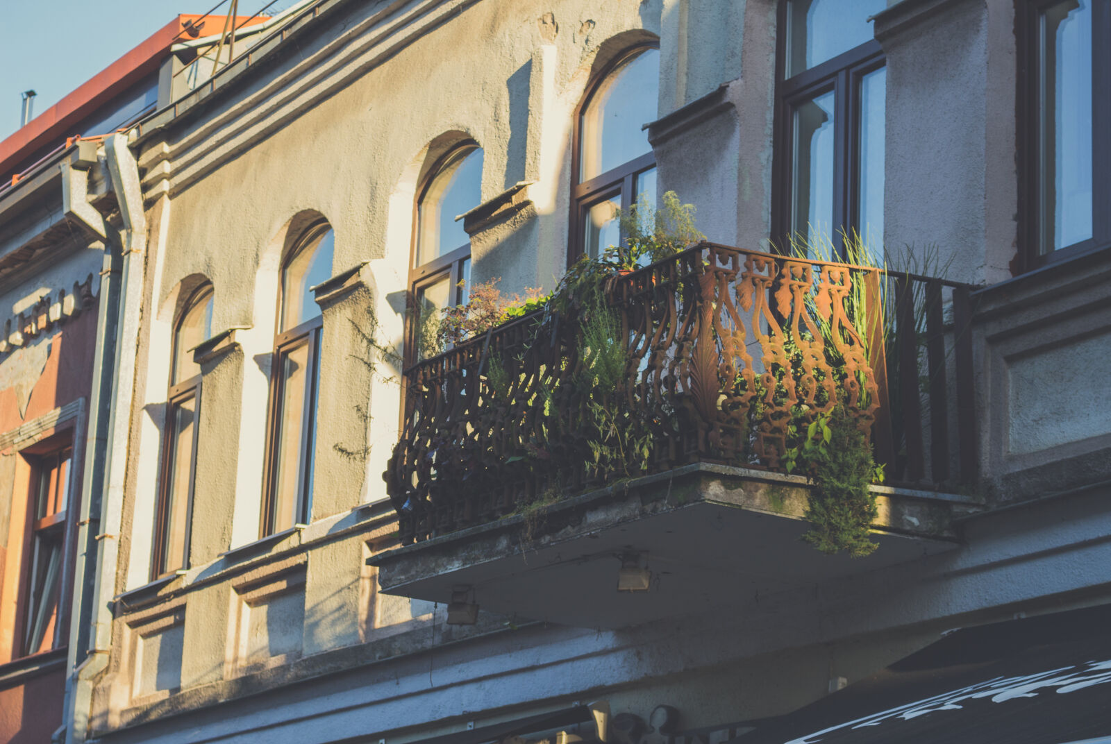 Canon EOS 700D (EOS Rebel T5i / EOS Kiss X7i) sample photo. Architecture, balcony, building, building photography