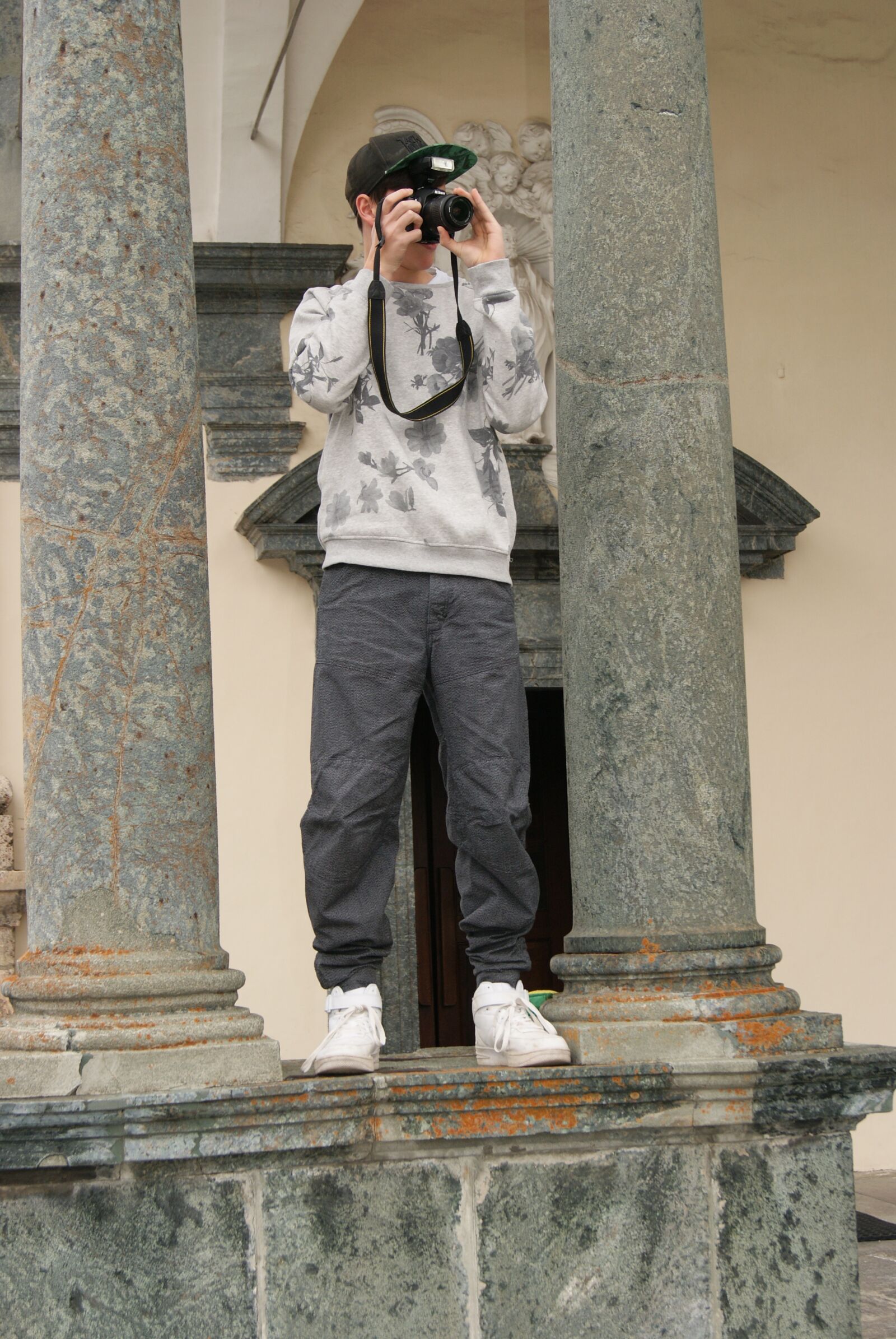 Sony Alpha DSLR-A230 sample photo. Socket, photographer, columnar photography