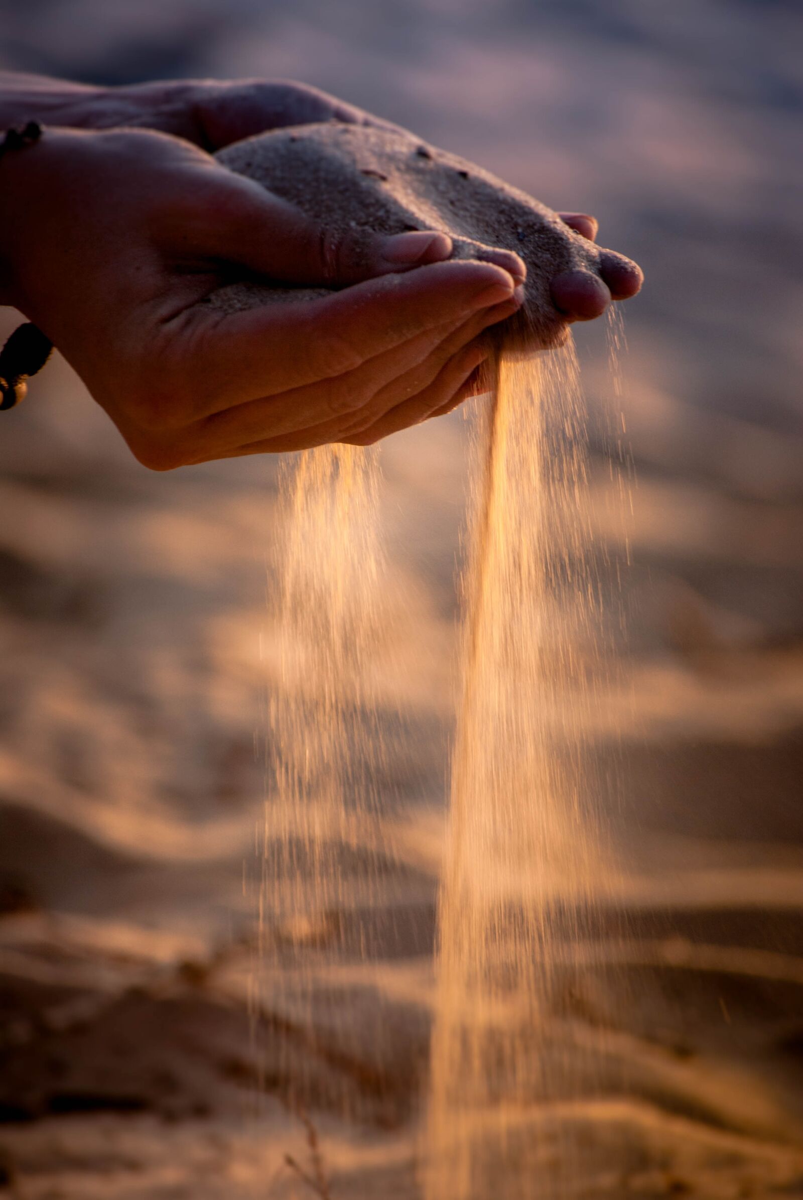 Nikon D3000 sample photo. Sand, fingers, time photography