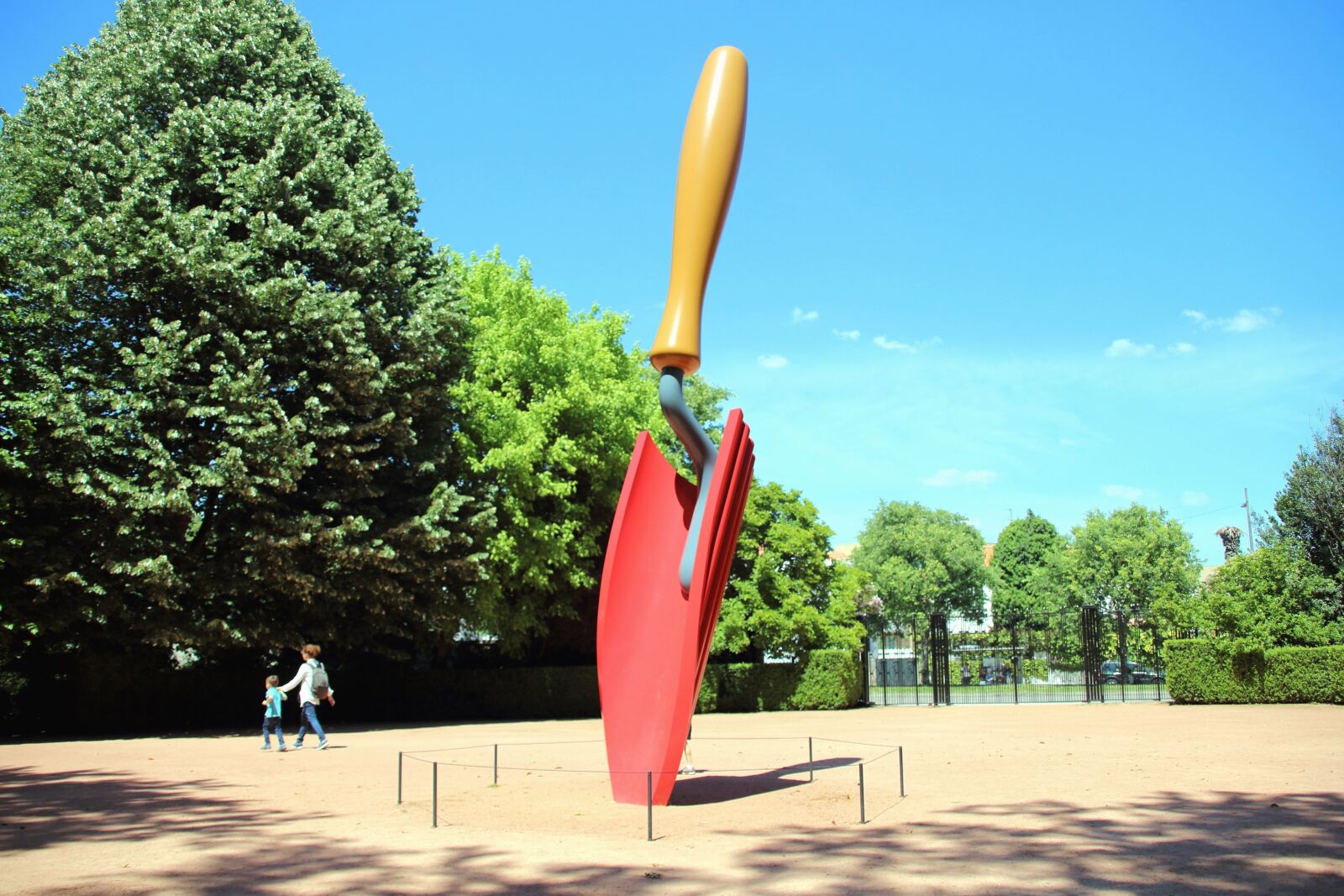 Canon TS-E 90mm F2.8 Tilt-Shift sample photo. Sculpture, shovel, garden, woman photography