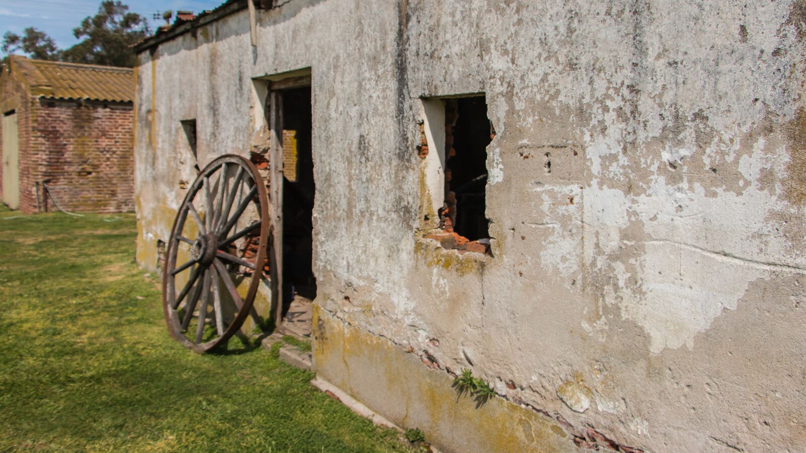 Canon EOS 70D sample photo. Ruins, windows, house photography