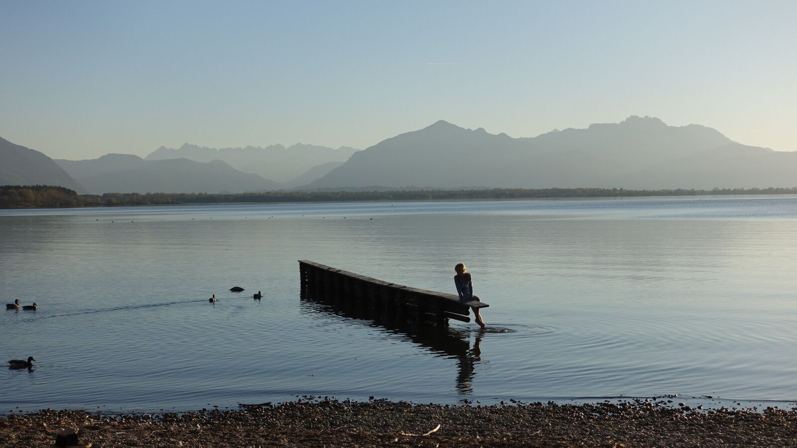 Sony Cyber-shot DSC-RX100 IV sample photo. Chiemsee, mountains, water photography