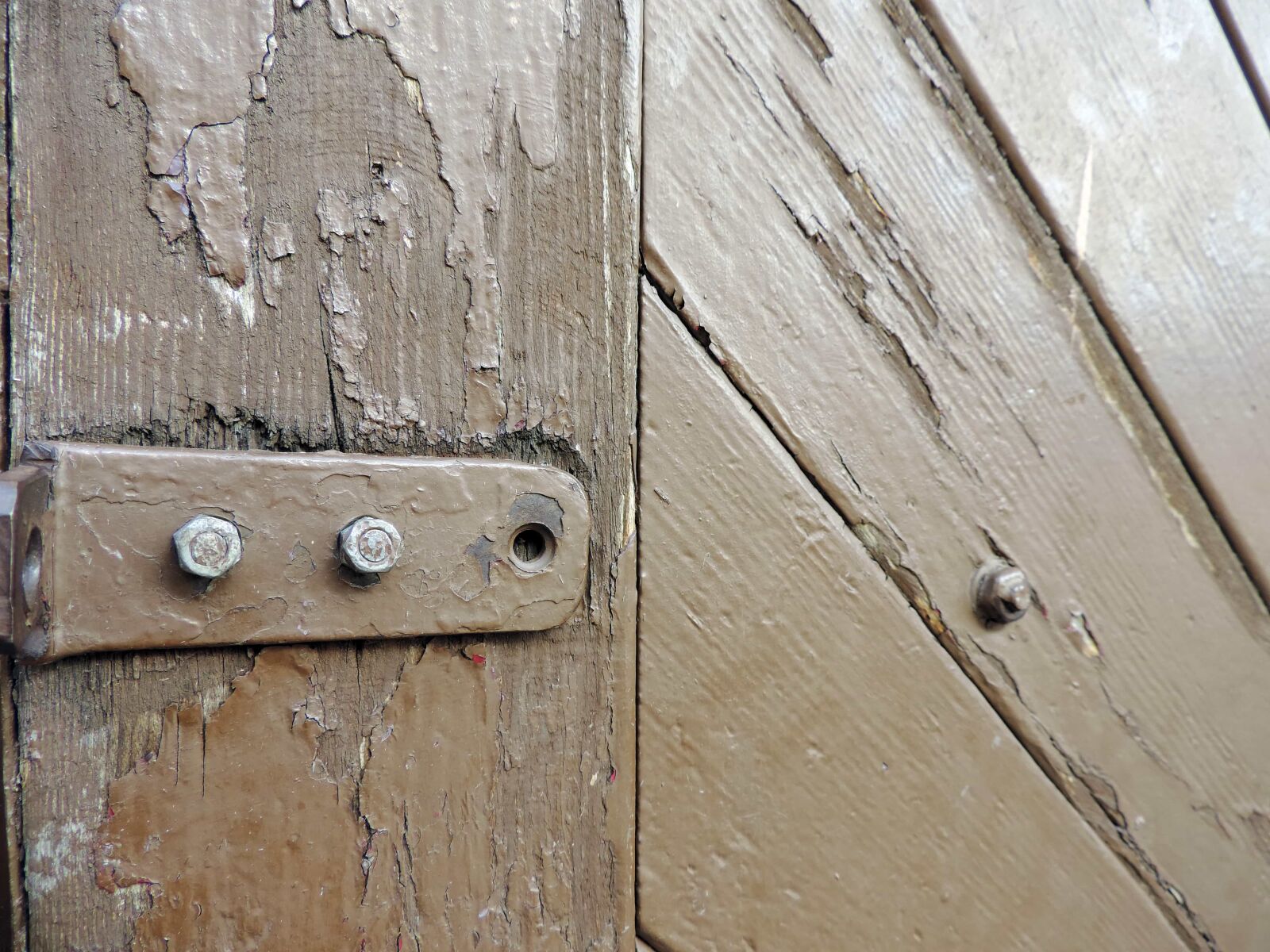 Nikon Coolpix P520 sample photo. Fastener, latch, wood, catch photography