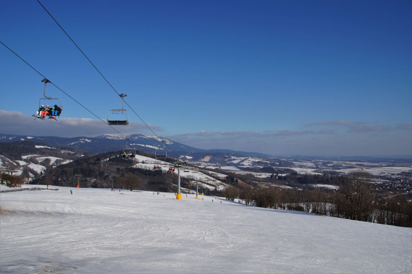Sony SLT-A58 sample photo. Cableway, seater, skiers photography