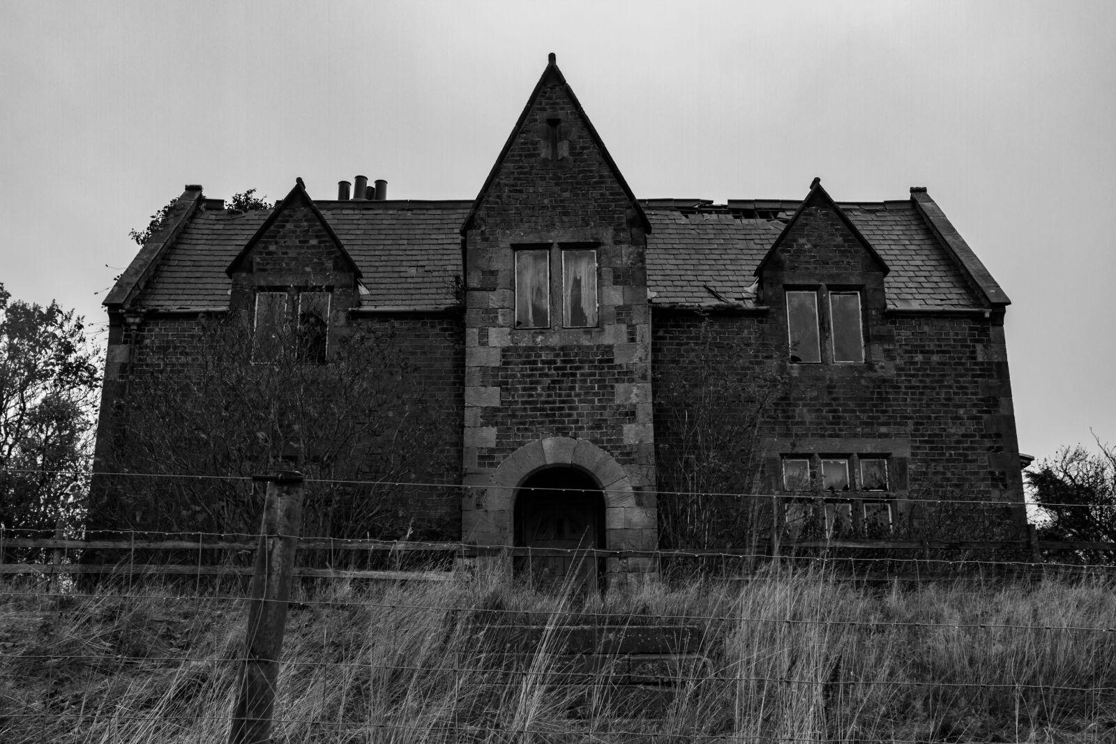 Canon EOS 7D + Canon EF 17-40mm F4L USM sample photo. Spooky house, abandoned house photography