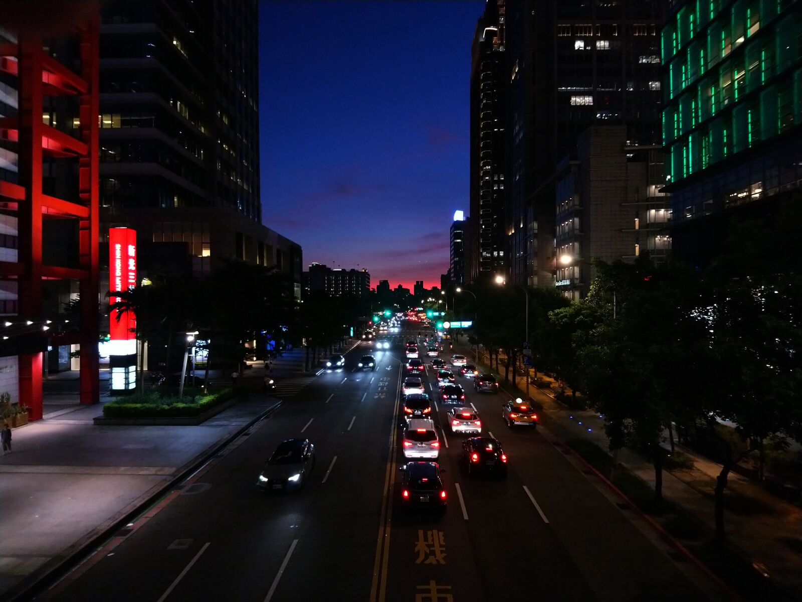 Sony Xperia XA2 sample photo. Traffic, city, urban photography