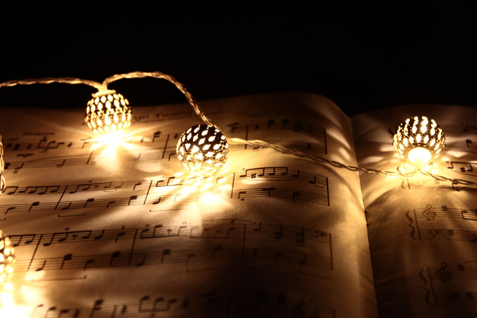 Canon EOS 600D (Rebel EOS T3i / EOS Kiss X5) sample photo. Lichterkette, lyrics, light photography