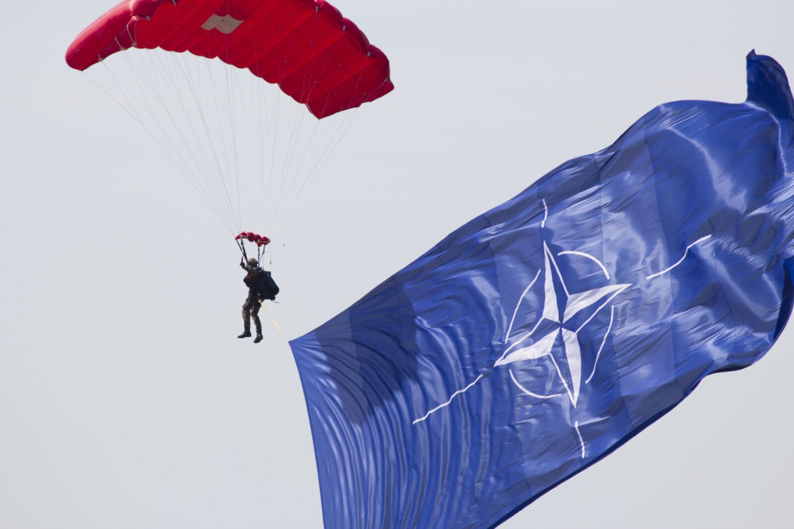 Canon EOS 600D (Rebel EOS T3i / EOS Kiss X5) sample photo. A parachute, a skydiver photography