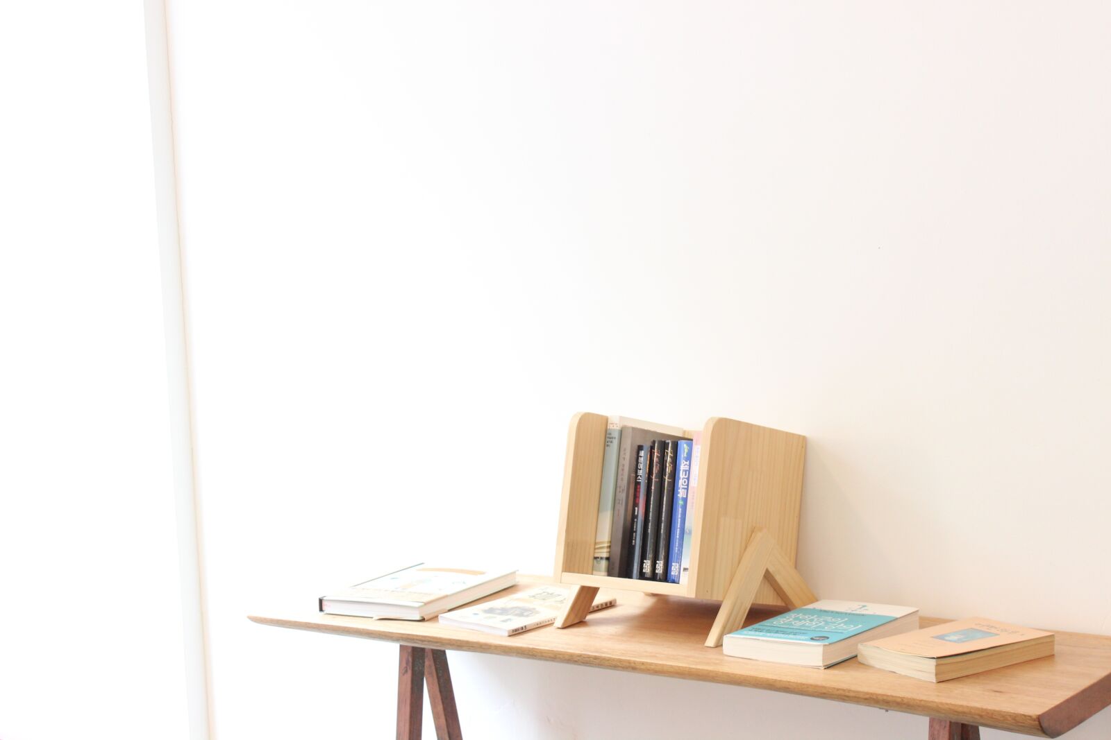 Canon EOS 600D (Rebel EOS T3i / EOS Kiss X5) sample photo. Bookcase, sunshine, sea photography