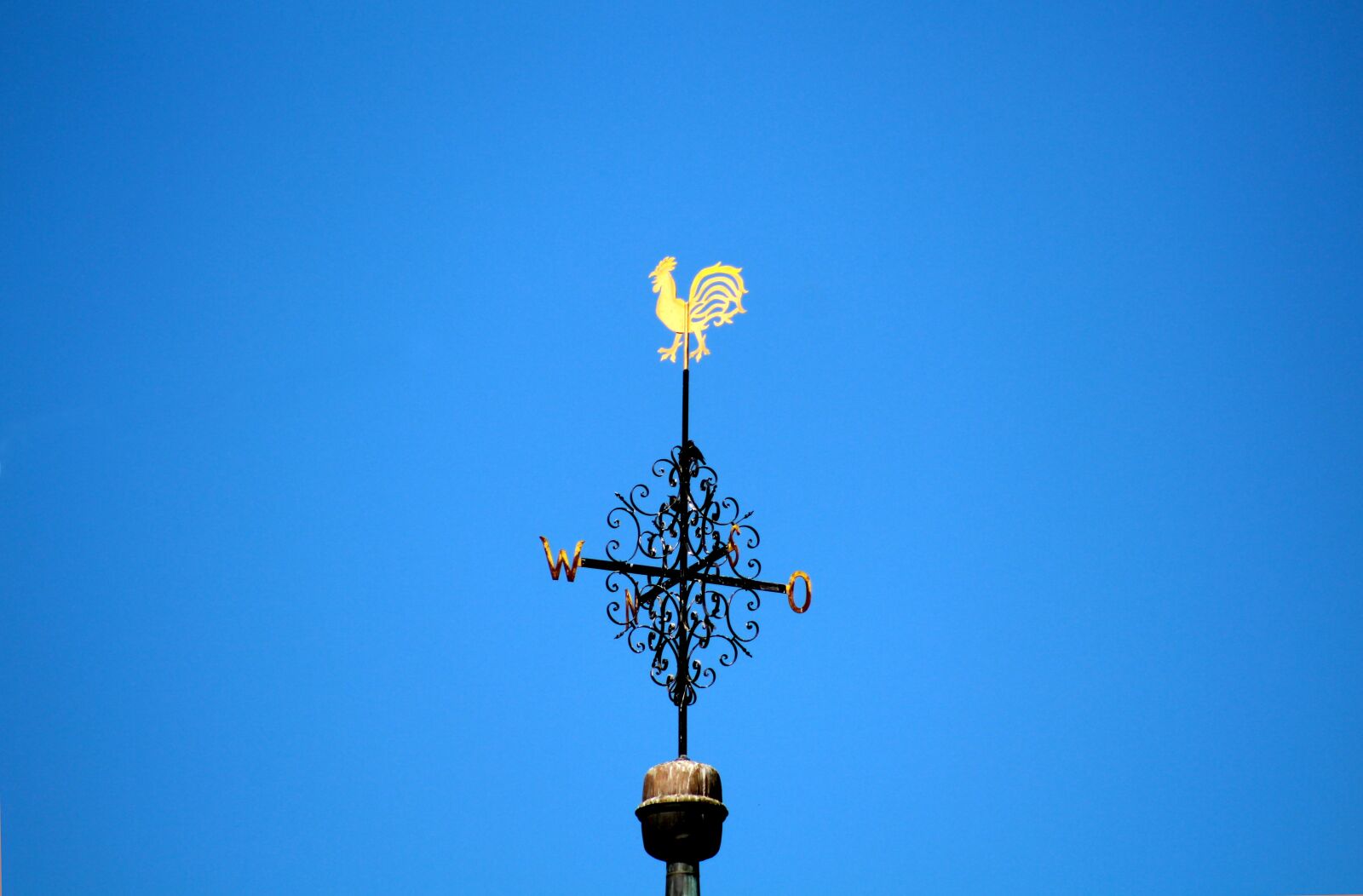 Canon EOS 1300D (EOS Rebel T6 / EOS Kiss X80) + Canon EF 75-300mm f/4-5.6 sample photo. Spire, weather vane, hahn photography