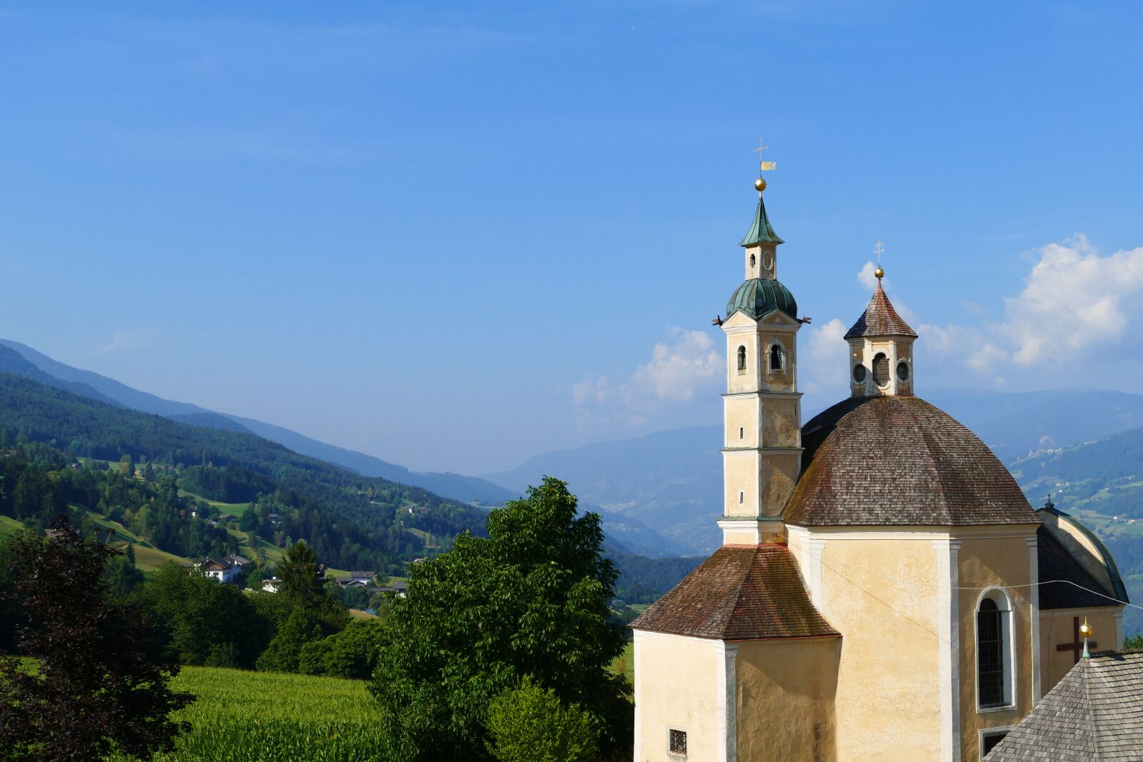 Panasonic Lumix DMC-FZ1000 sample photo. Landscape, chapel, mountains photography