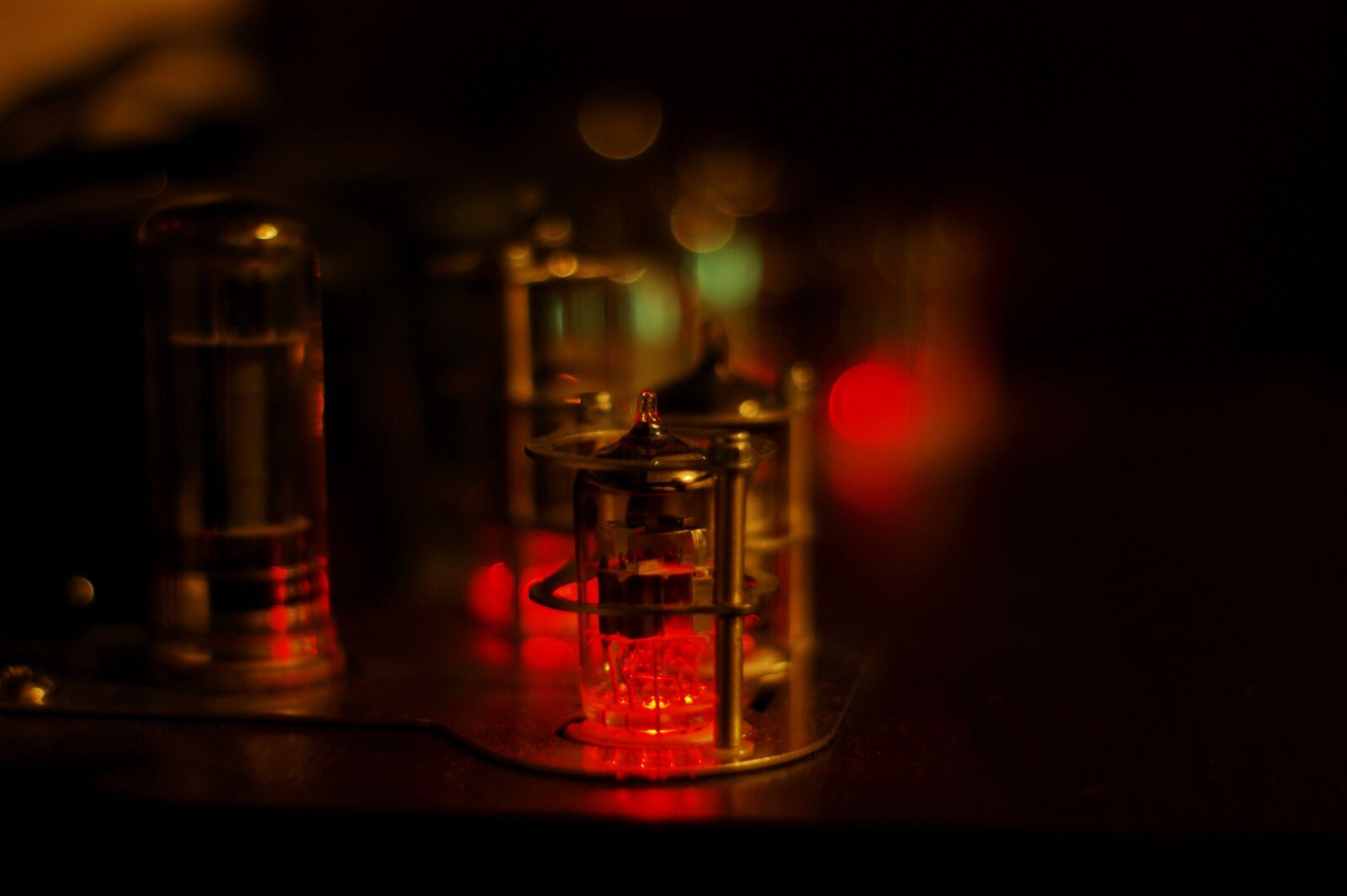 Sony Alpha DSLR-A290 sample photo. High end, amplifier, vacuum photography