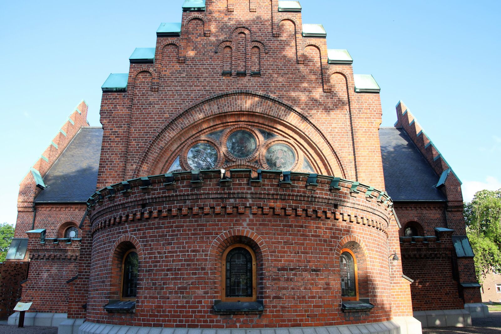Canon EOS 7D Mark II sample photo. Arched, window, blue, sky photography