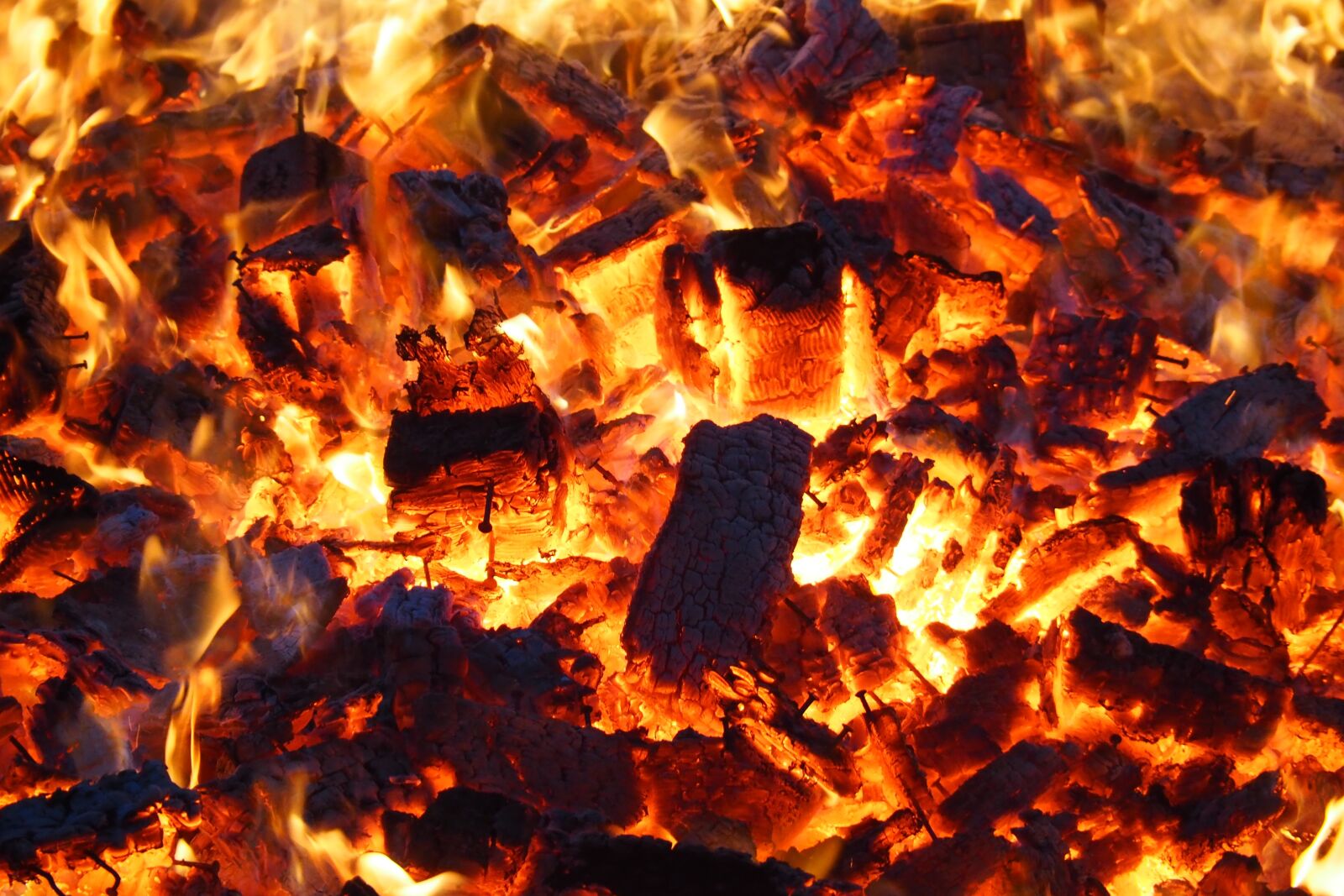Olympus OM-D E-M5 II sample photo. Flame, heat, flammable photography