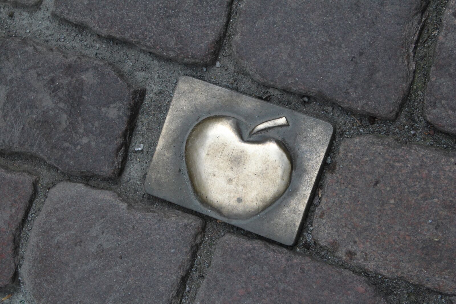 Canon EOS 650D (EOS Rebel T4i / EOS Kiss X6i) sample photo. Frankfurt, tribute, pavement photography