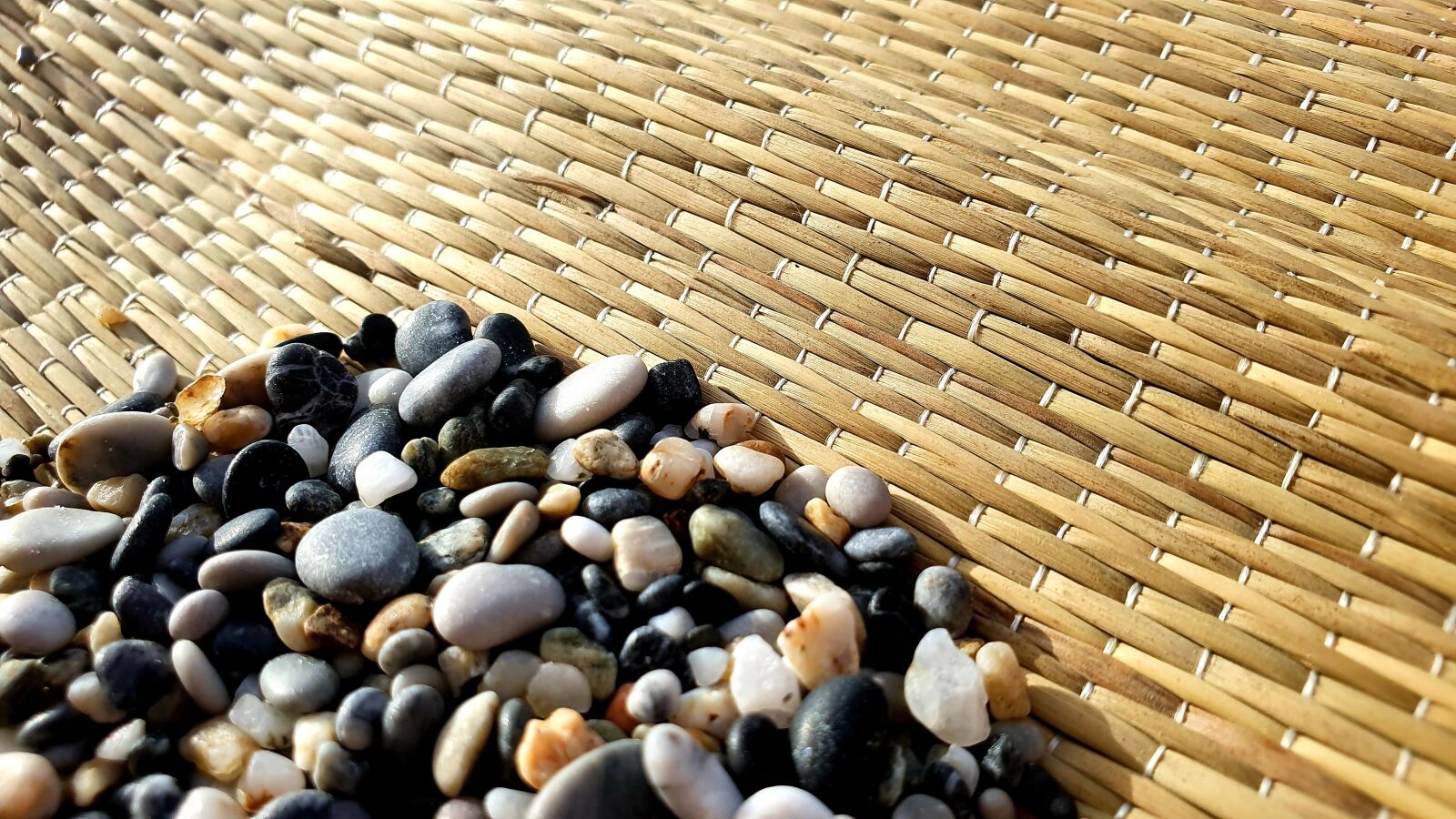 Samsung Galaxy S10e sample photo. Beach, wire mesh, stone photography
