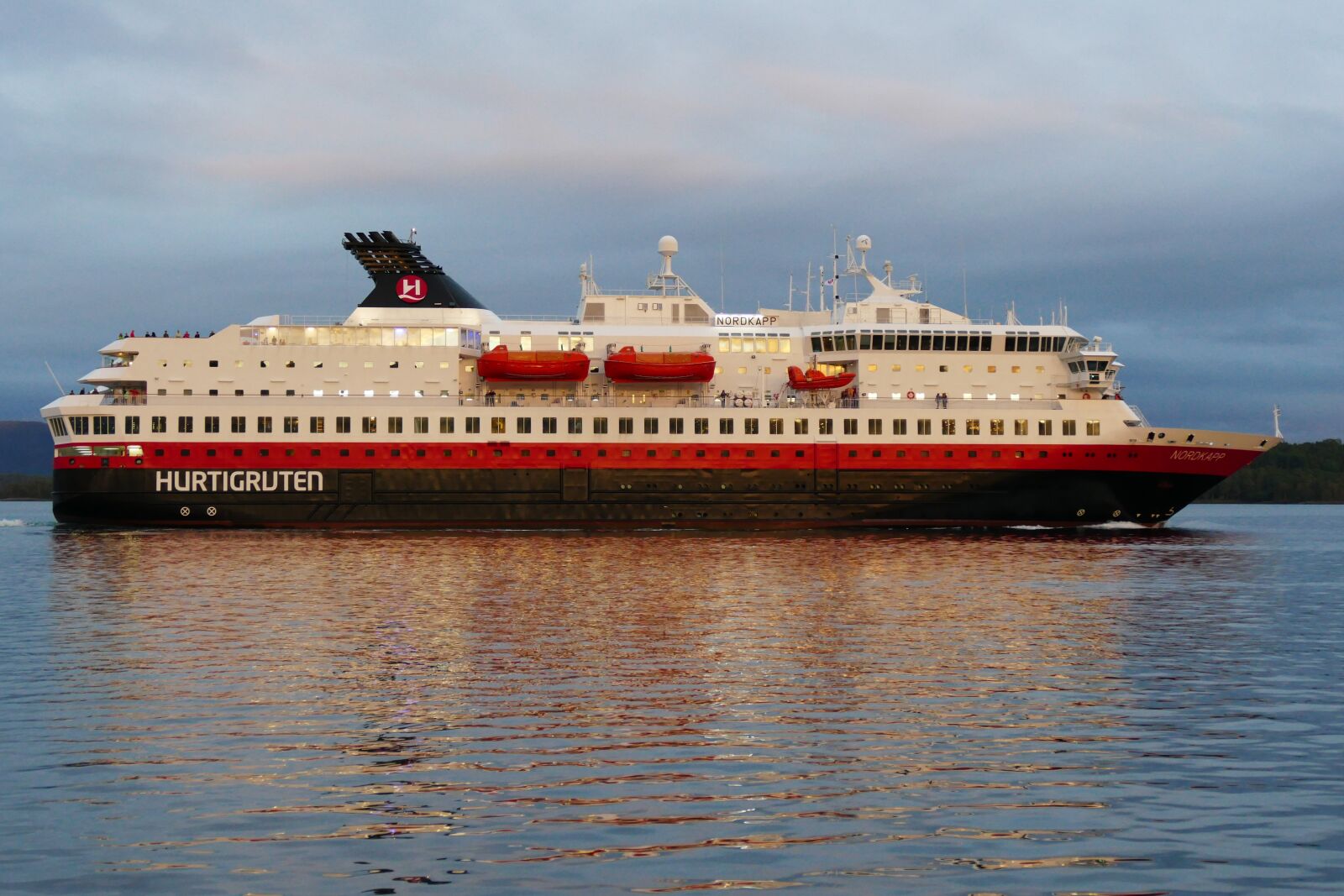 Panasonic Lumix DMC-FZ1000 sample photo. Norway, post-ship, hurtigruten photography