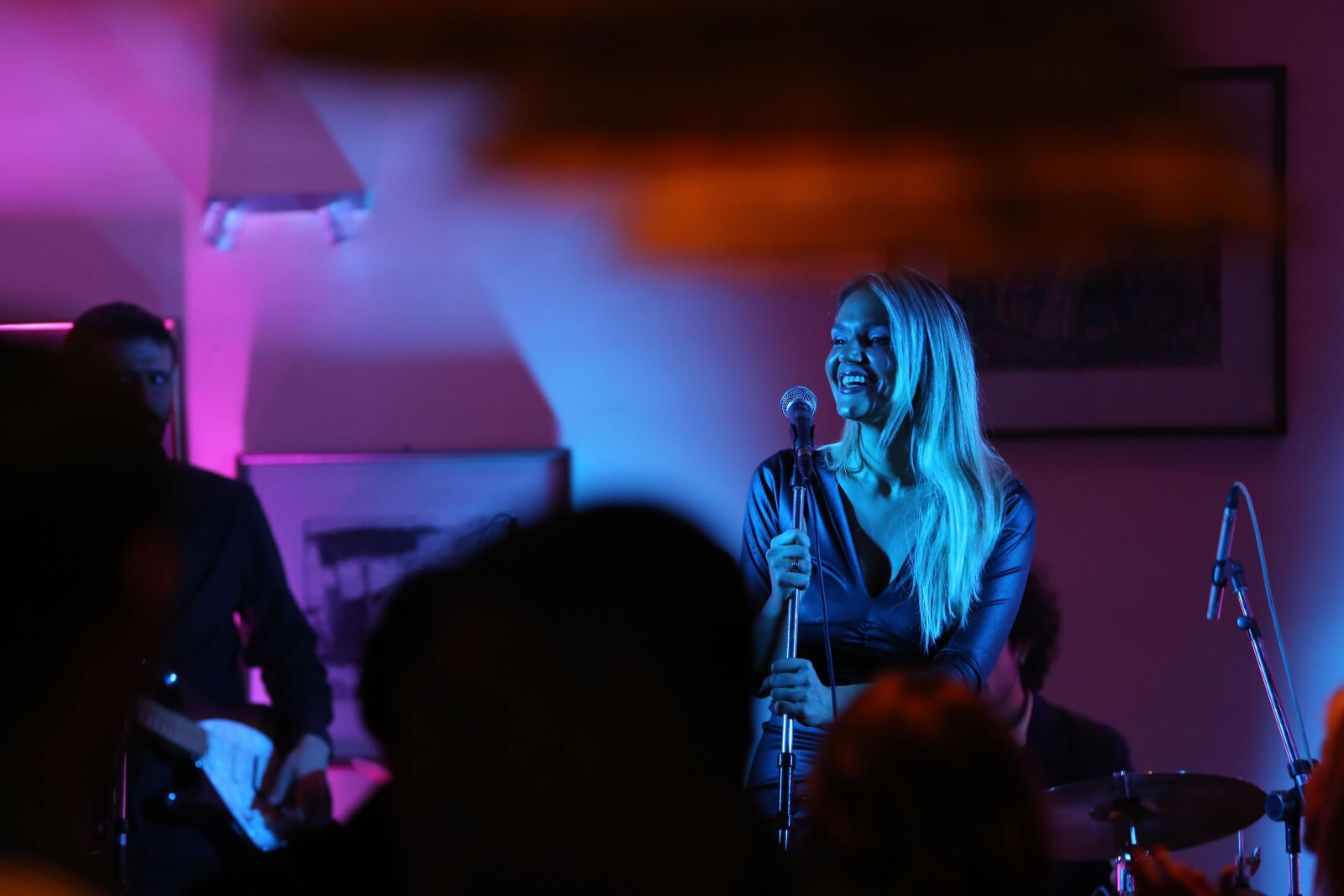 Canon EOS 5D Mark III sample photo. Singer, discotheque, singing, audience photography
