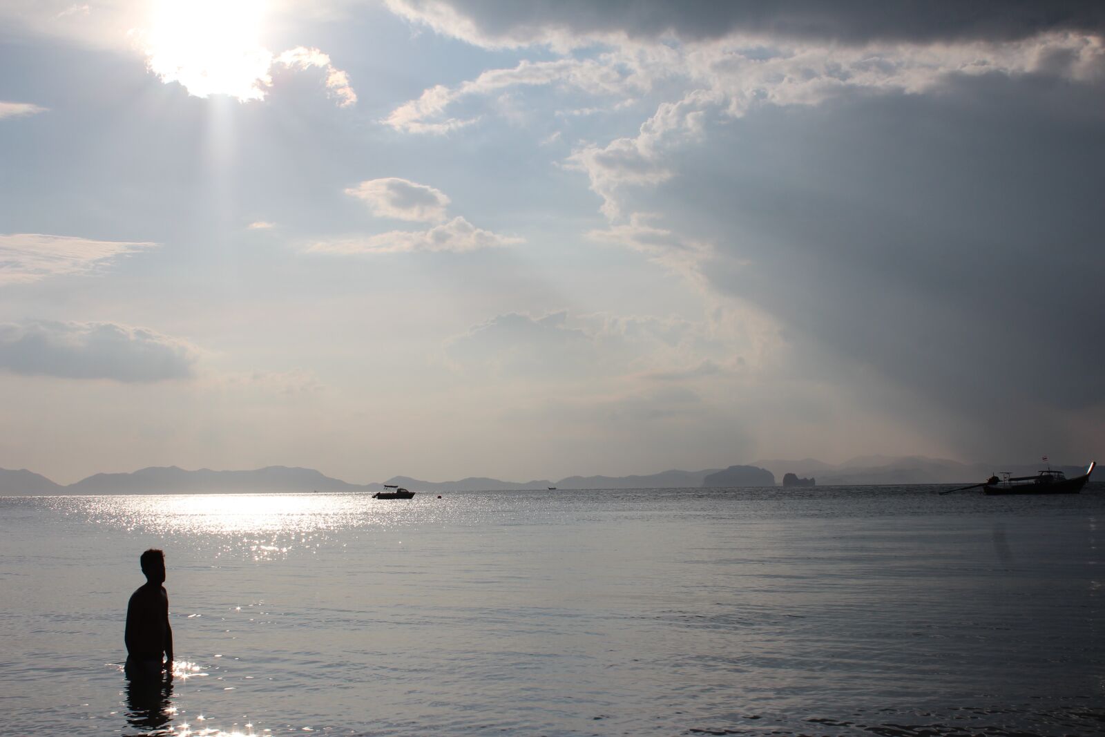 Canon EOS 600D (Rebel EOS T3i / EOS Kiss X5) sample photo. Sunbeam, water, sea photography