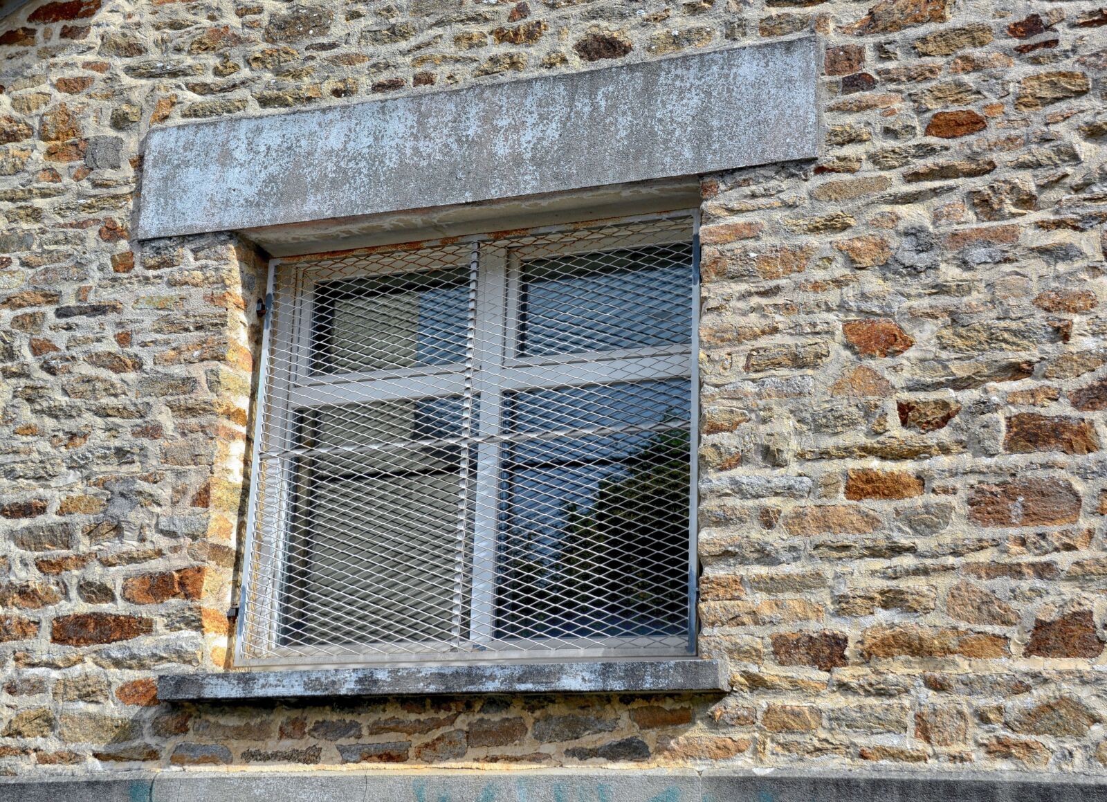 Nikon D5200 sample photo. Fenetre, grille, maison, en photography