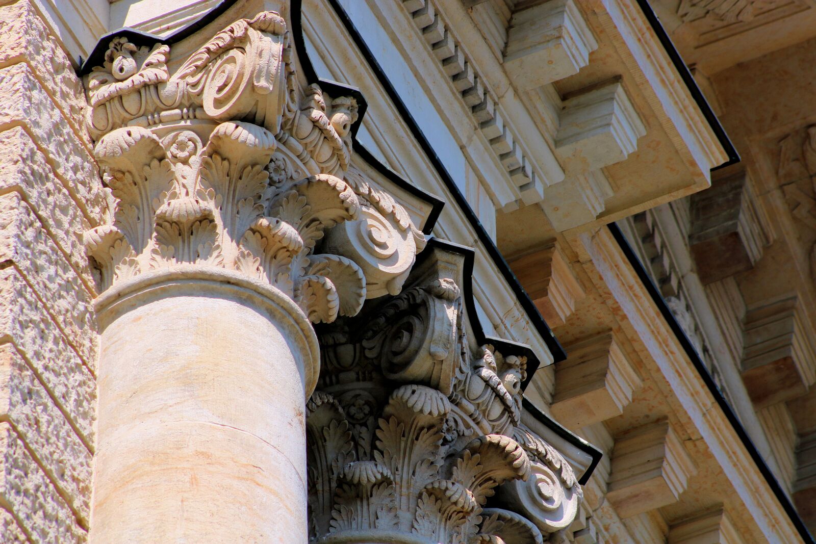 Canon EOS 750D (EOS Rebel T6i / EOS Kiss X8i) sample photo. Facade, pillar, capital photography