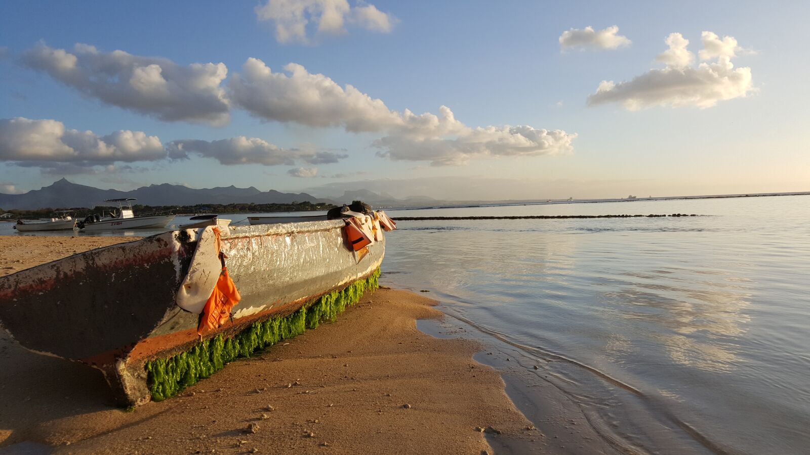 Samsung Galaxy Note5 sample photo. Beach, fishing boat, abandoned photography