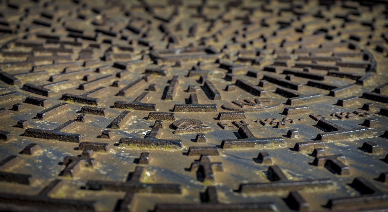 Sony a7 II + Sony FE 28-70mm F3.5-5.6 OSS sample photo. Structure, iron, gully cover photography
