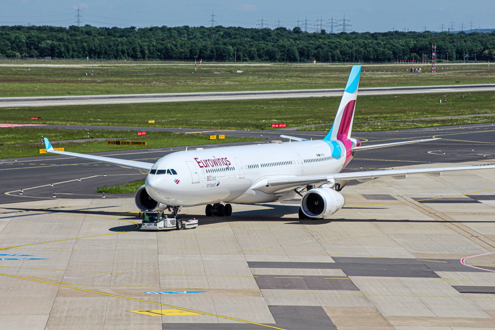 Canon EF 80-200mm F4.5-5.6 II sample photo. Eurowings, dus, airport photography