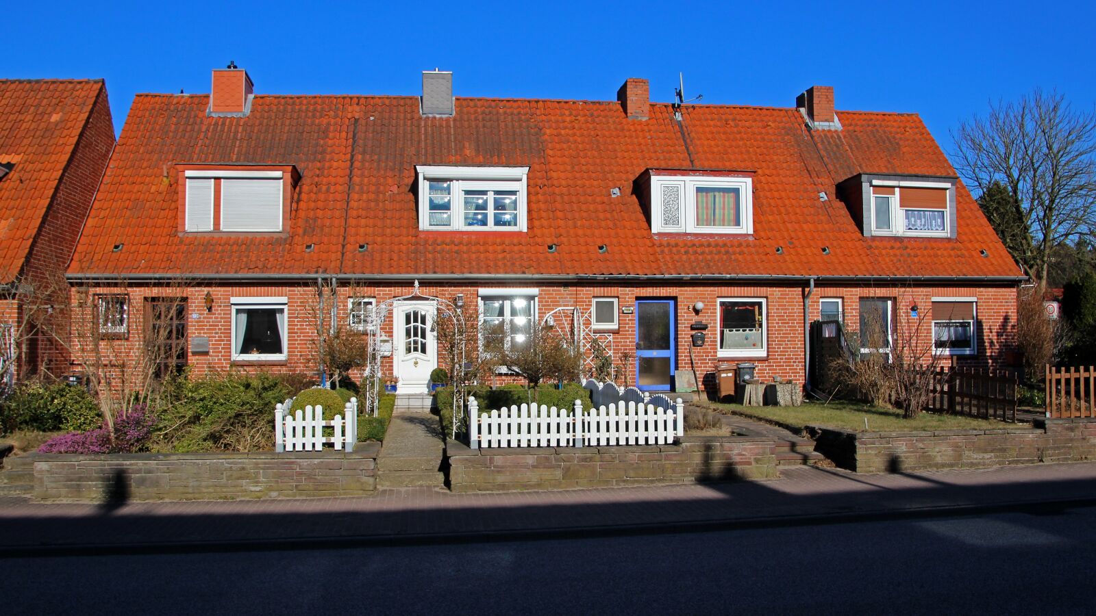 Canon EOS 600D (Rebel EOS T3i / EOS Kiss X5) sample photo. House, architecture, road photography
