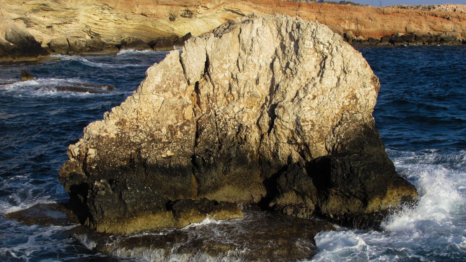 Canon PowerShot SX400 IS sample photo. Rock, waves, smashing photography