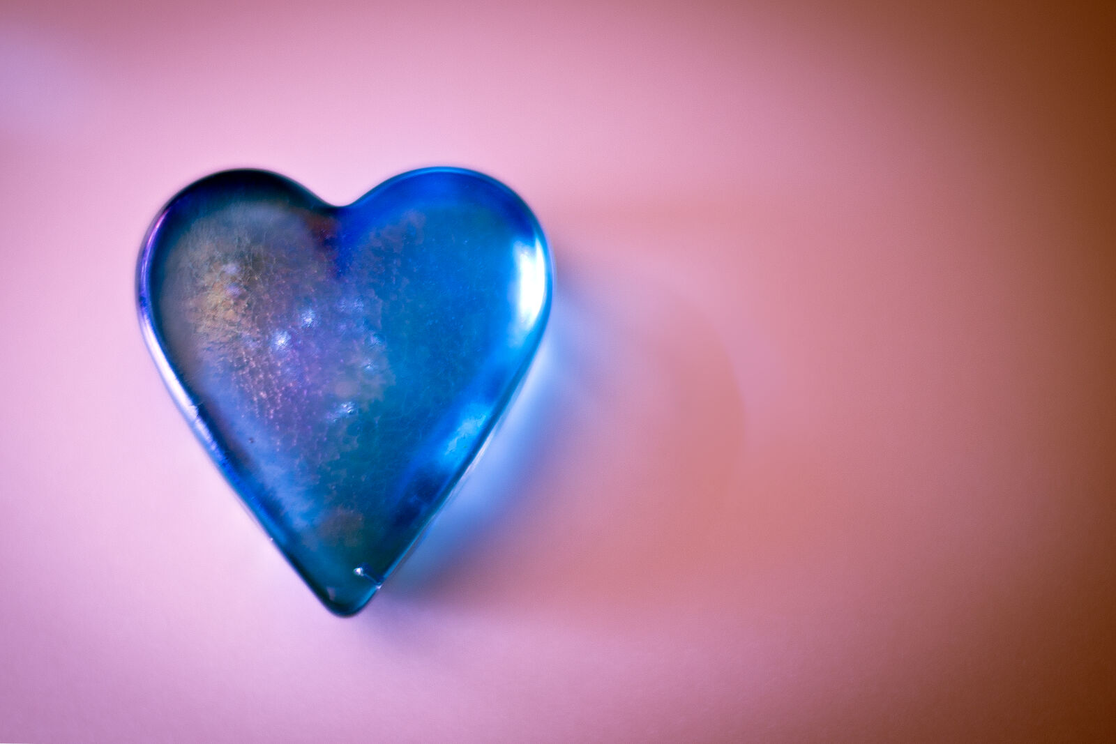Nikon D600 + Nikon AF-S Nikkor 50mm F1.4G sample photo. Blue, glass, heart, pink photography