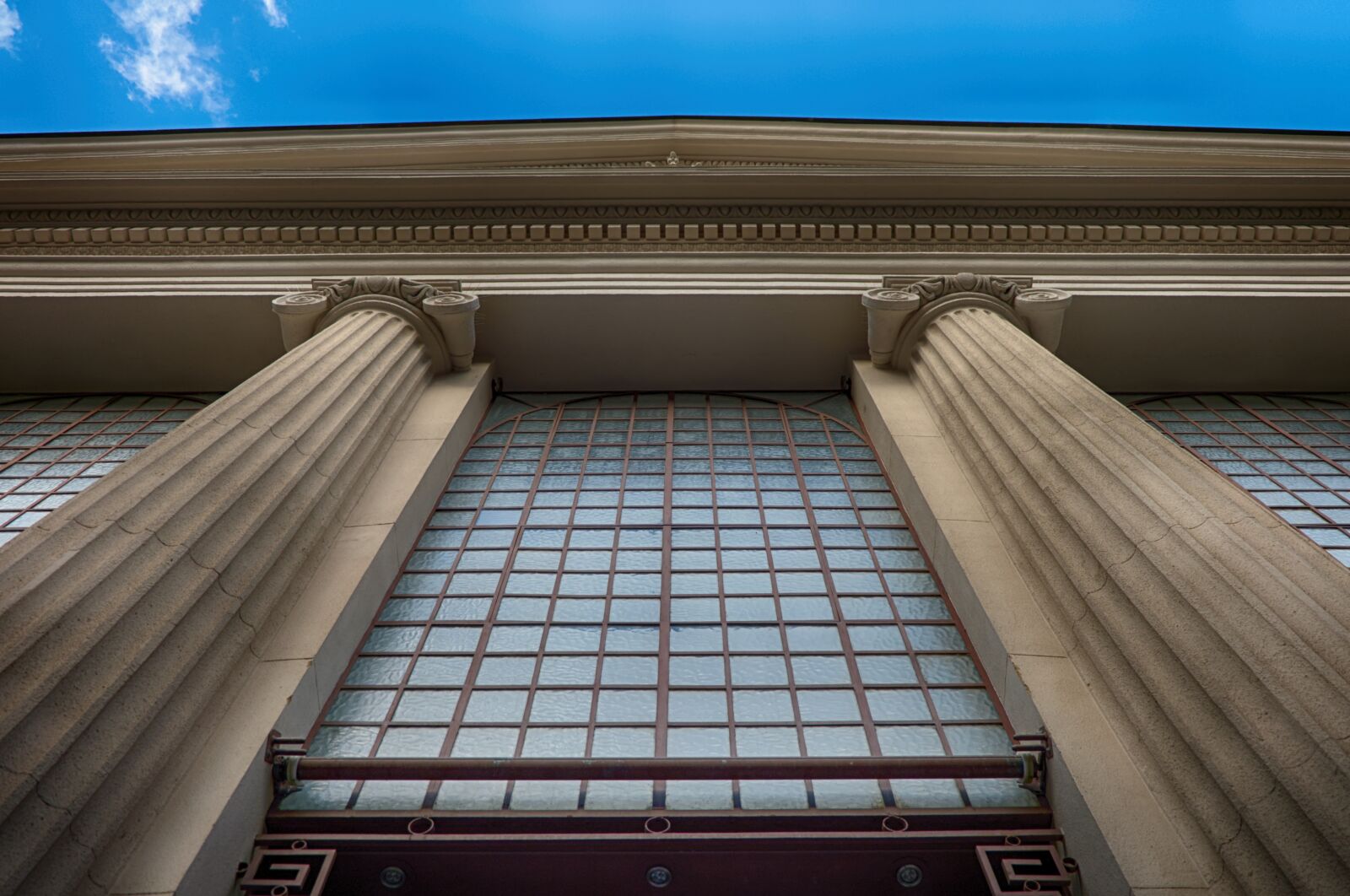 Fujifilm X-A2 sample photo. Facade, theater, pillars photography