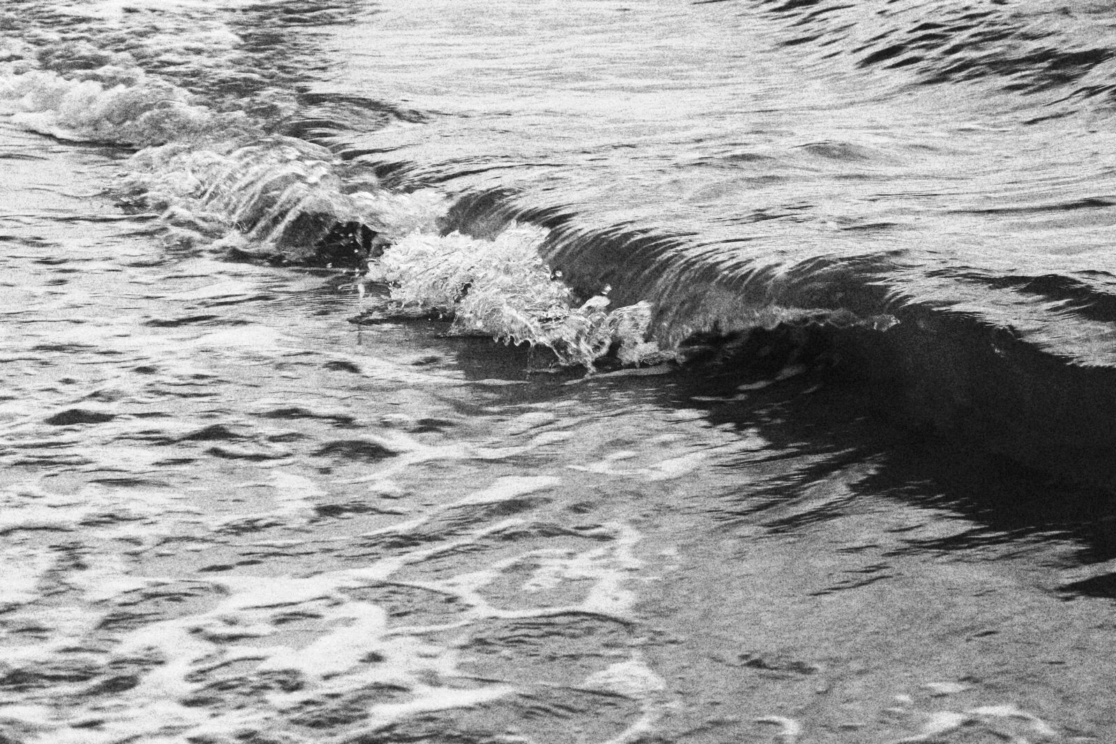 Canon EF-S 18-135mm F3.5-5.6 IS USM sample photo. Wave, water, beach photography