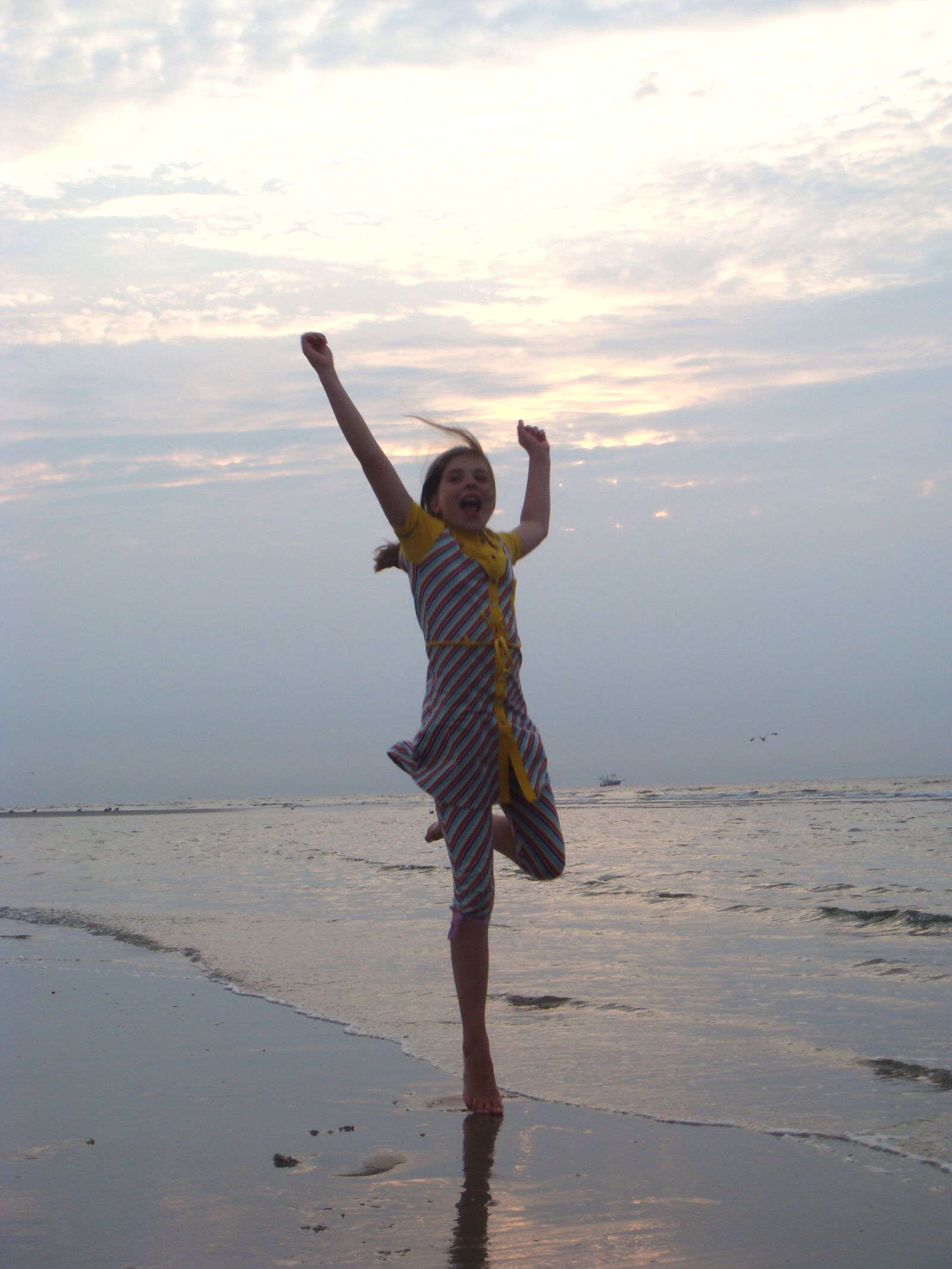 Sony DSC-T70 sample photo. Beach, girl, happy, jump photography