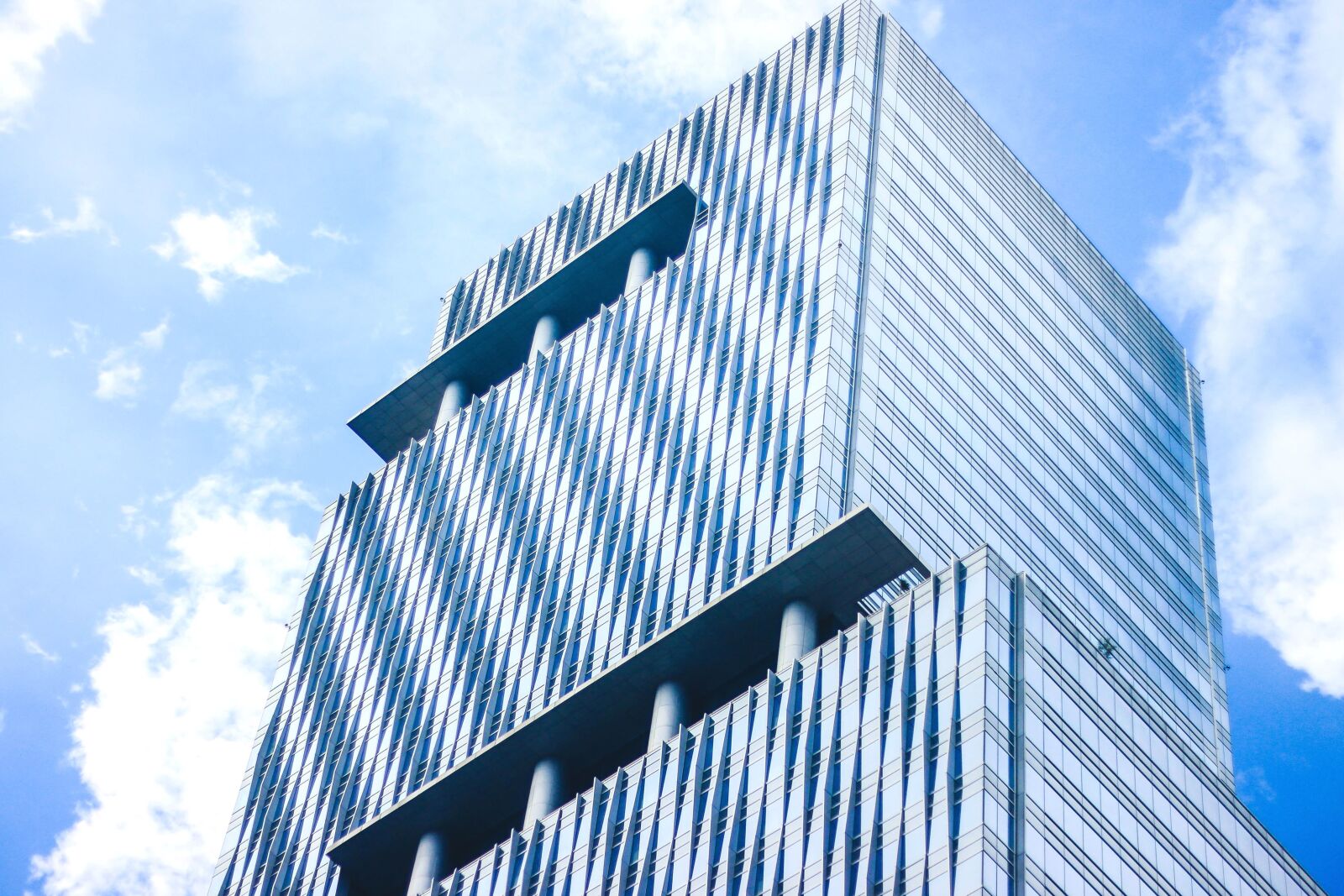Canon EOS 600D (Rebel EOS T3i / EOS Kiss X5) + Canon EF 50mm F1.8 II sample photo. Architecture, building, pillars, sky photography