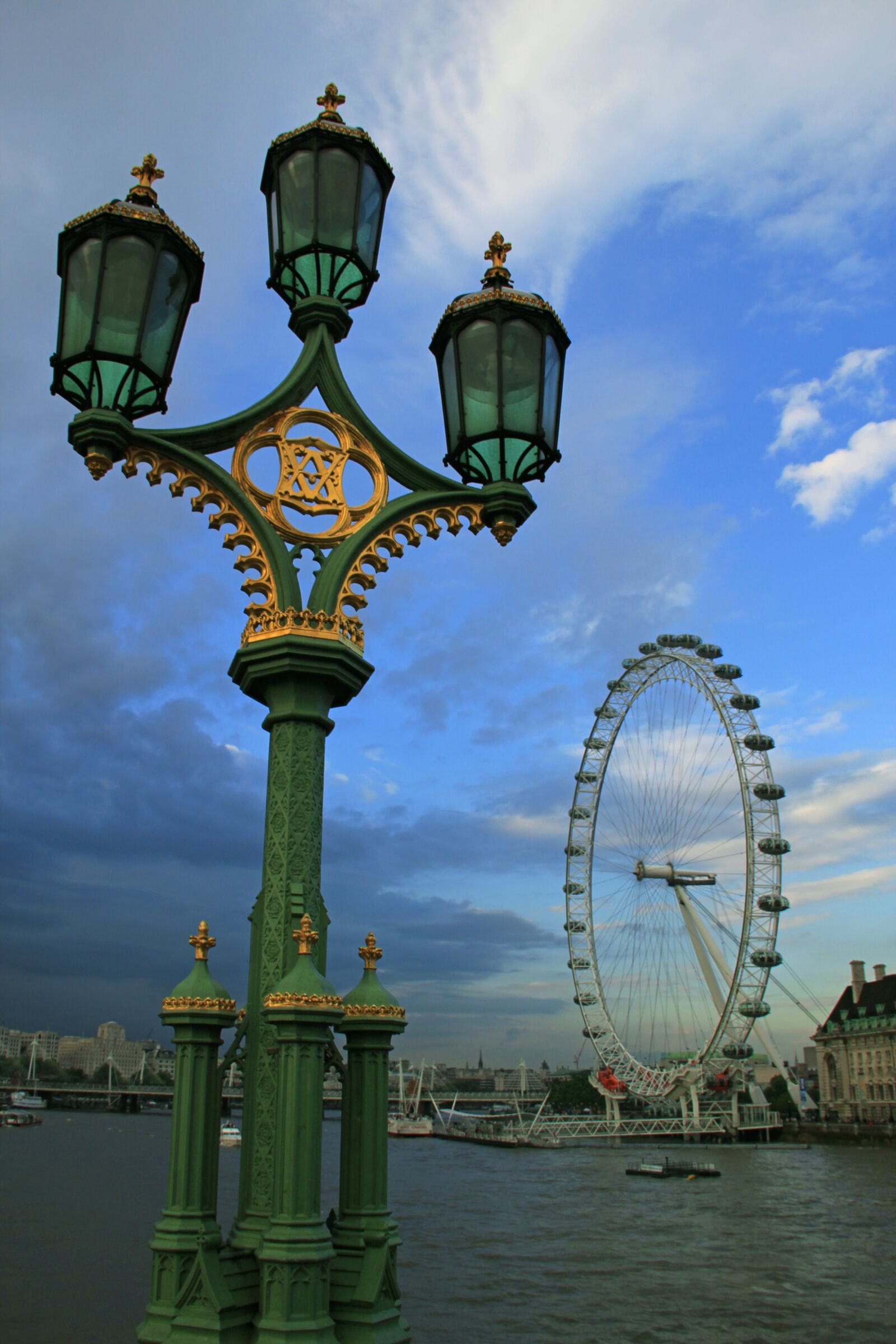 Canon EF-S 18-135mm F3.5-5.6 IS sample photo. London eye, street light photography