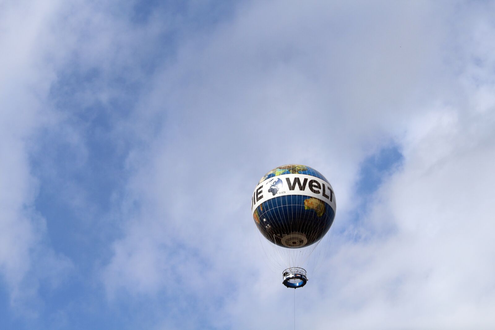 Canon EOS 700D (EOS Rebel T5i / EOS Kiss X7i) sample photo. Berlin, balloon, float photography