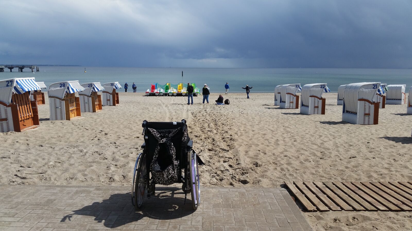 Samsung Galaxy S5 sample photo. Beach, beach chair, sea photography
