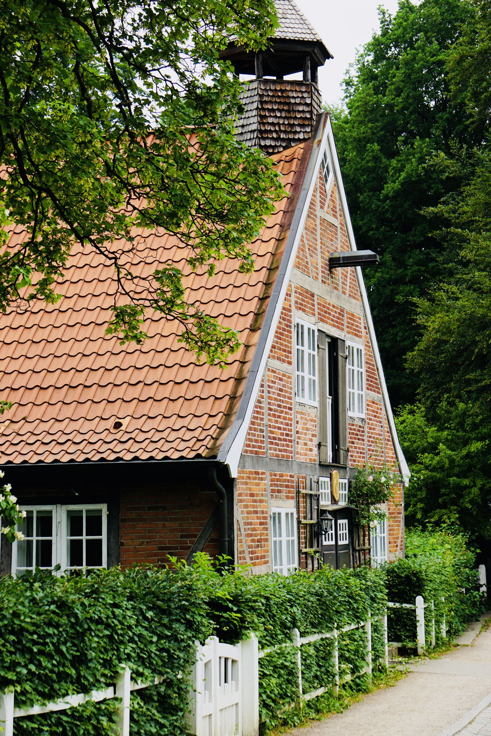 Sony E 55-210mm F4.5-6.3 OSS sample photo. Hamburg, house, germany photography