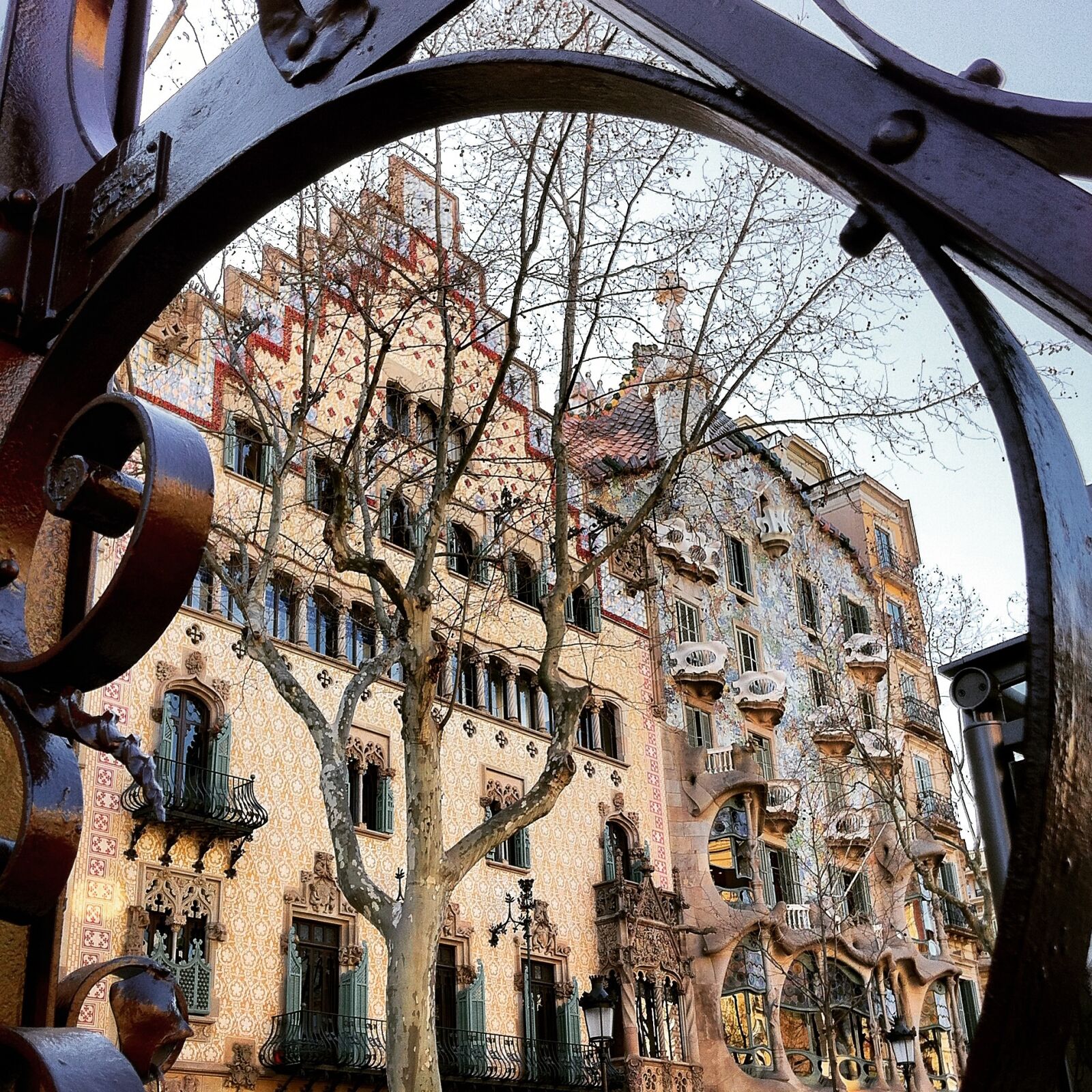 iPhone 4 back camera 3.85mm f/2.8 sample photo. Gaudi, architecture, modern style photography