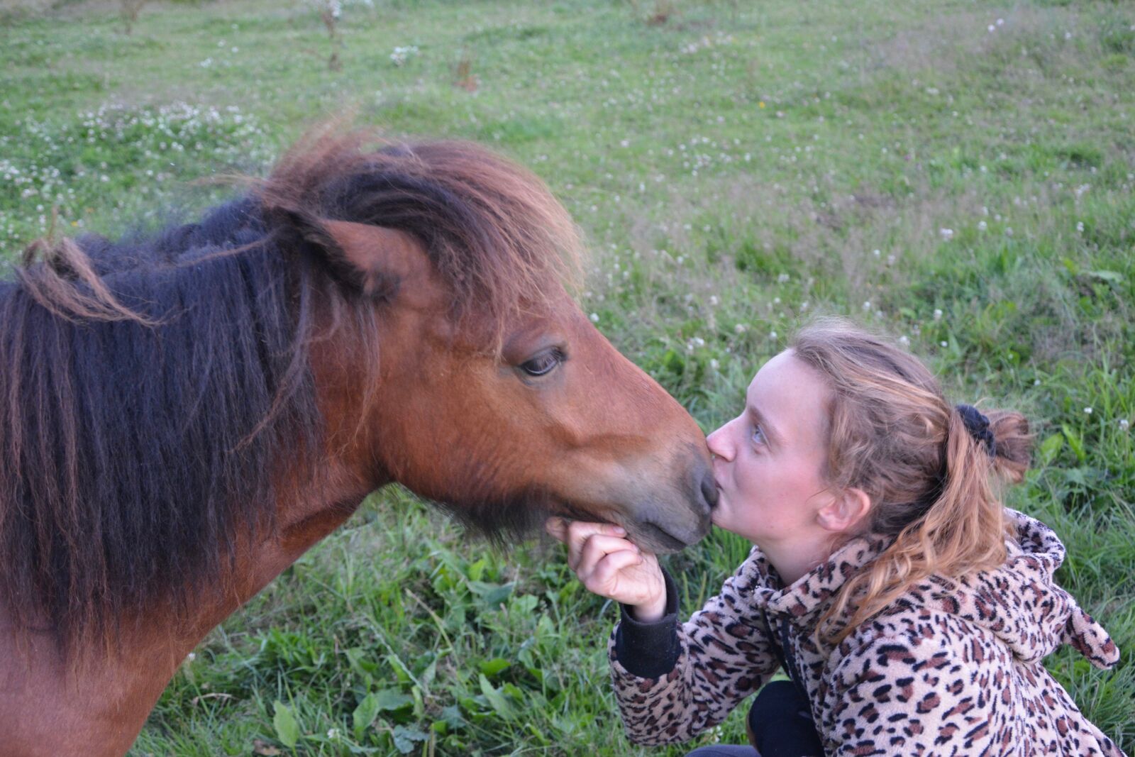 Nikon D5200 sample photo. Complicity, kiss, kisses photography