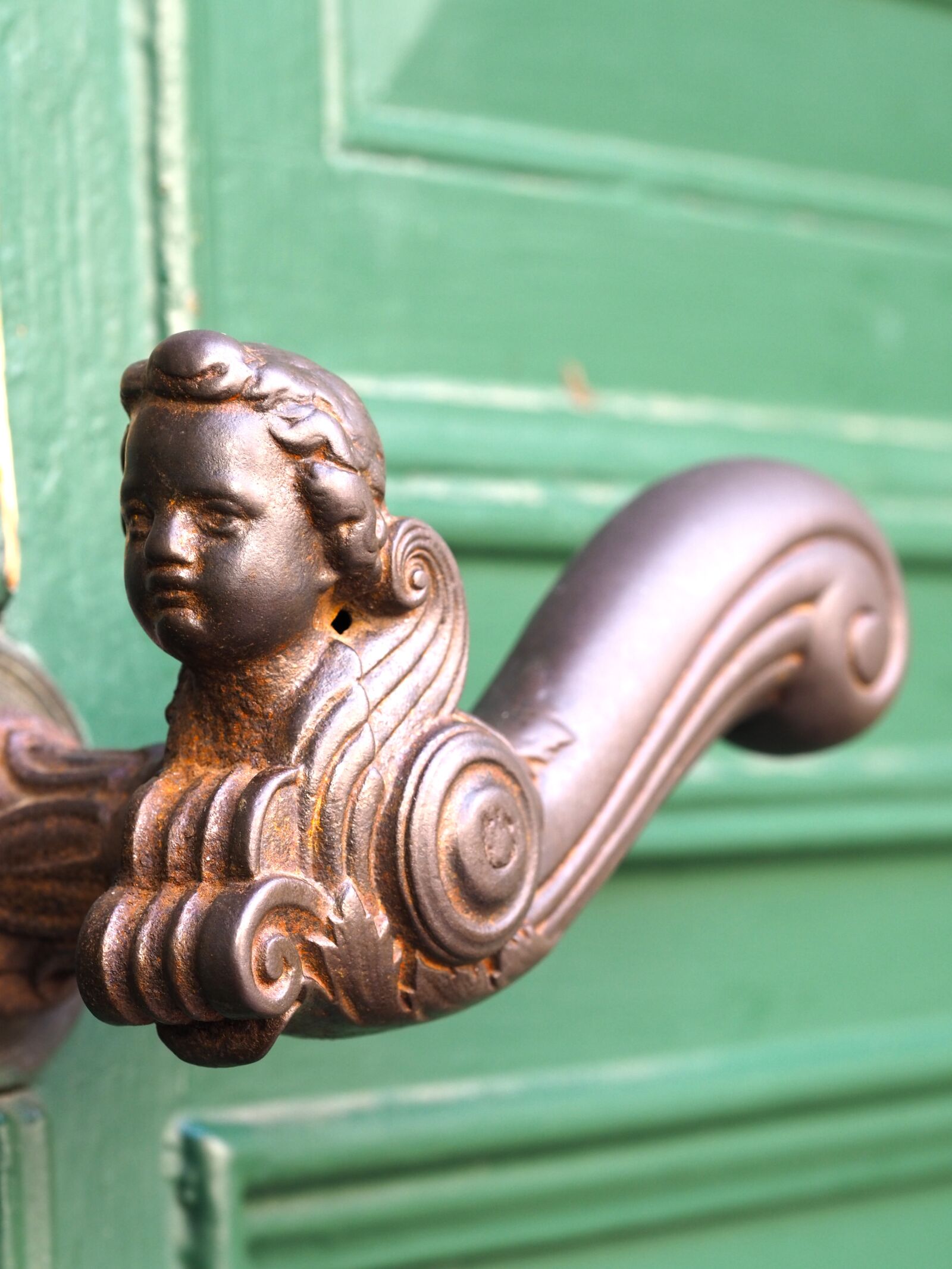 Olympus OM-D E-M10 III sample photo. Door knob, handle, metal photography