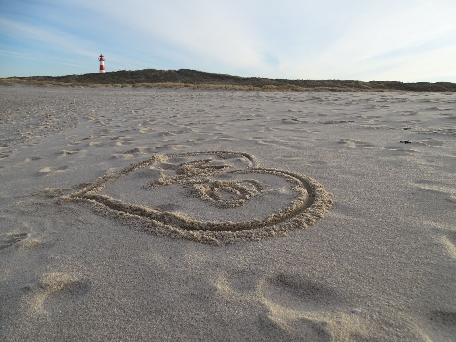 Sony Cyber-shot DSC-HX400V sample photo. Sand, heart, lighthouse photography