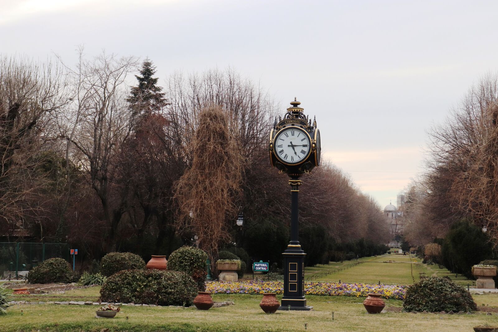 Canon EOS 200D (EOS Rebel SL2 / EOS Kiss X9) sample photo. Clock, cismigiu, bucharest photography